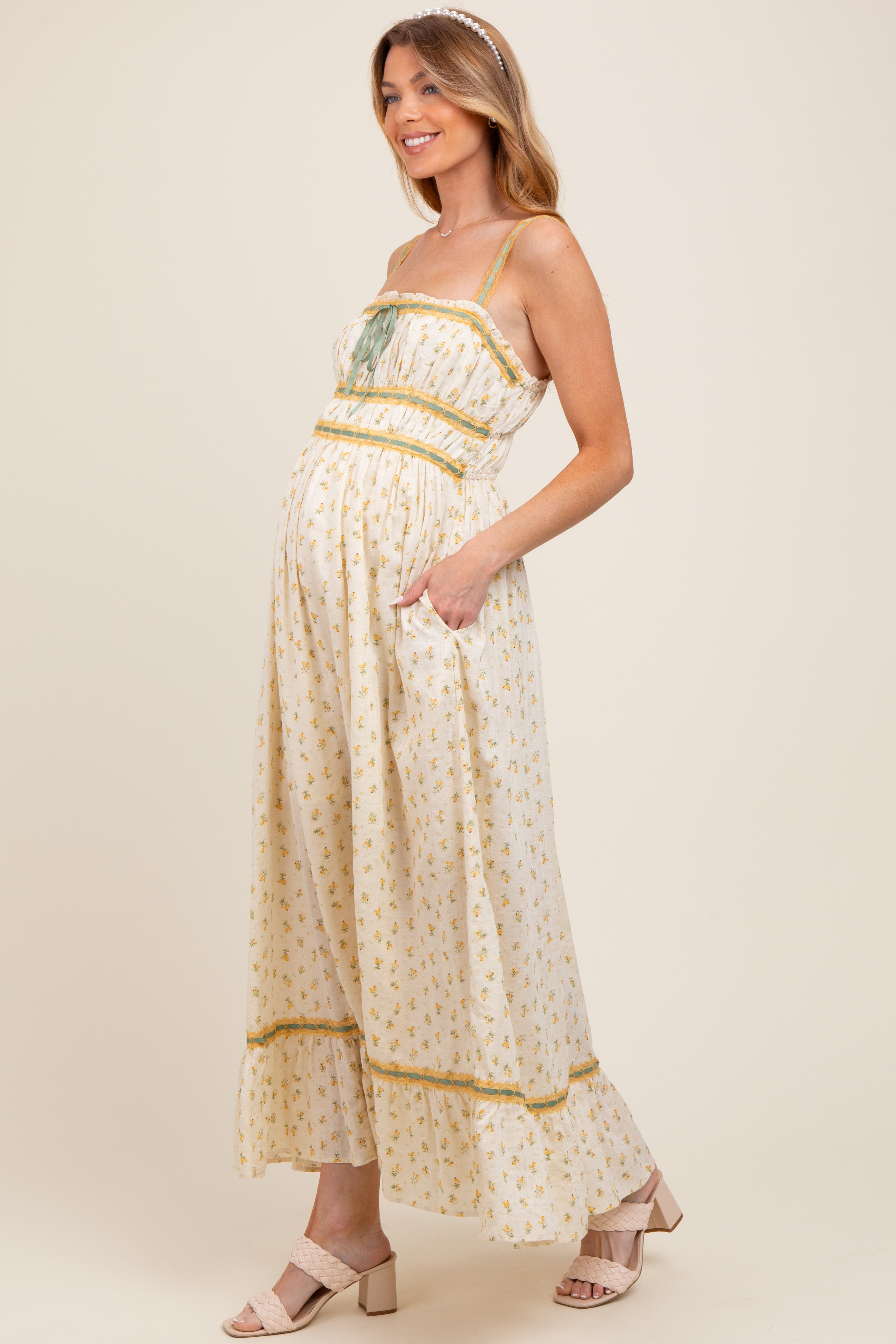 Gelbes ärmelloses Umstands-Maxikleid mit Blumenmuster und Schleifendetail