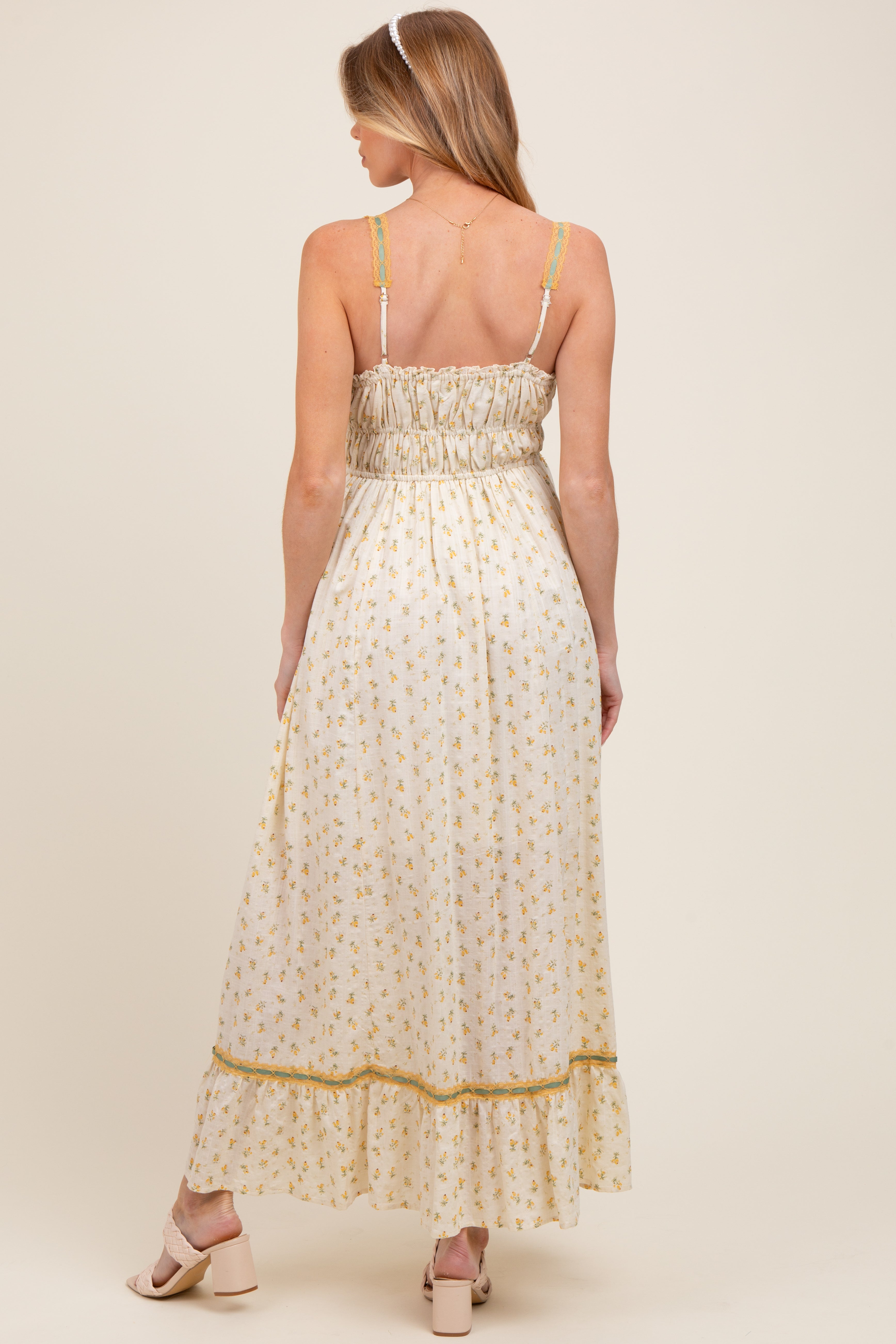 Gelbes ärmelloses Umstands-Maxikleid mit Blumenmuster und Schleifendetail