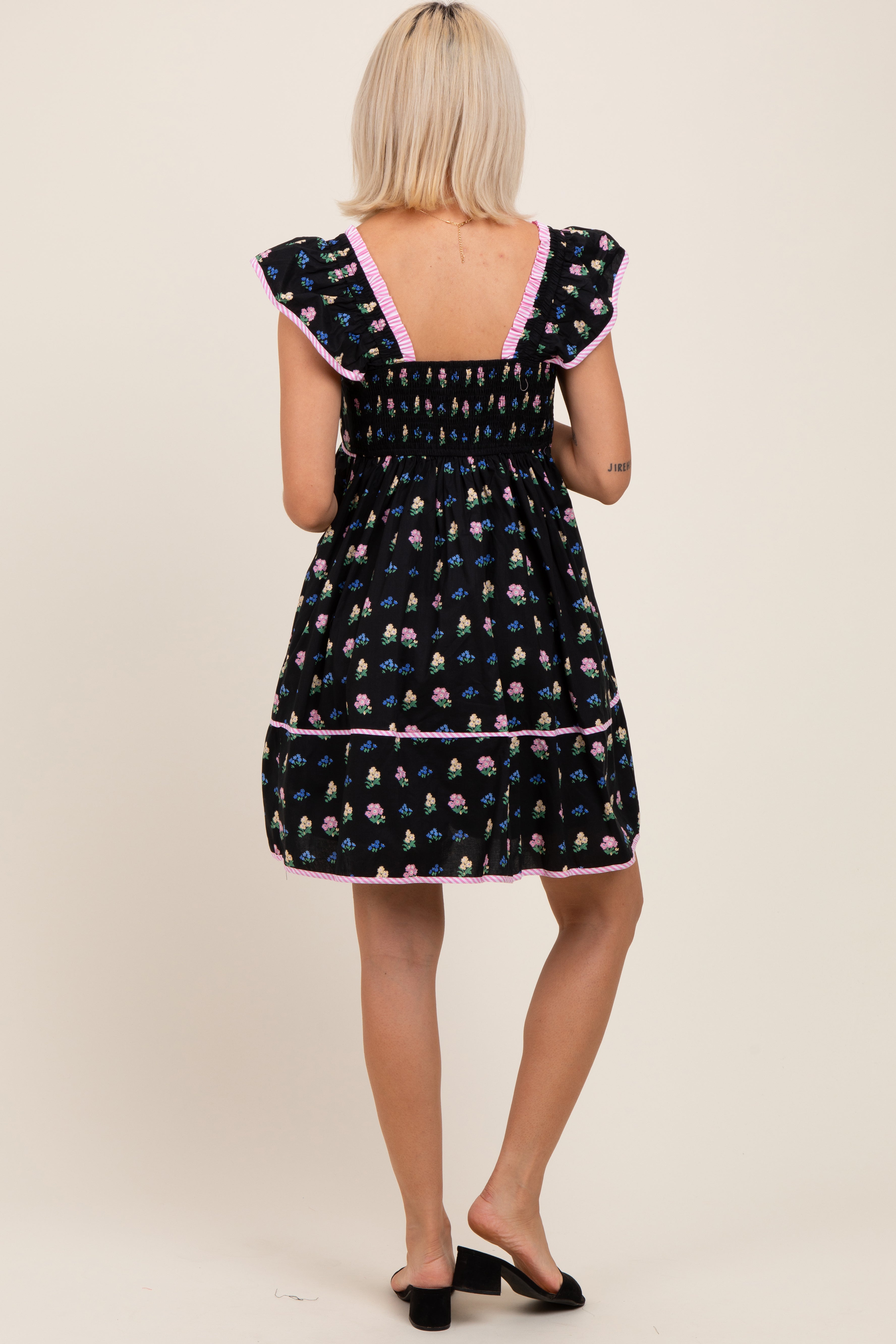 Schwarzes Umstands-Minikleid mit Blumenmuster und Rüschenträgern
