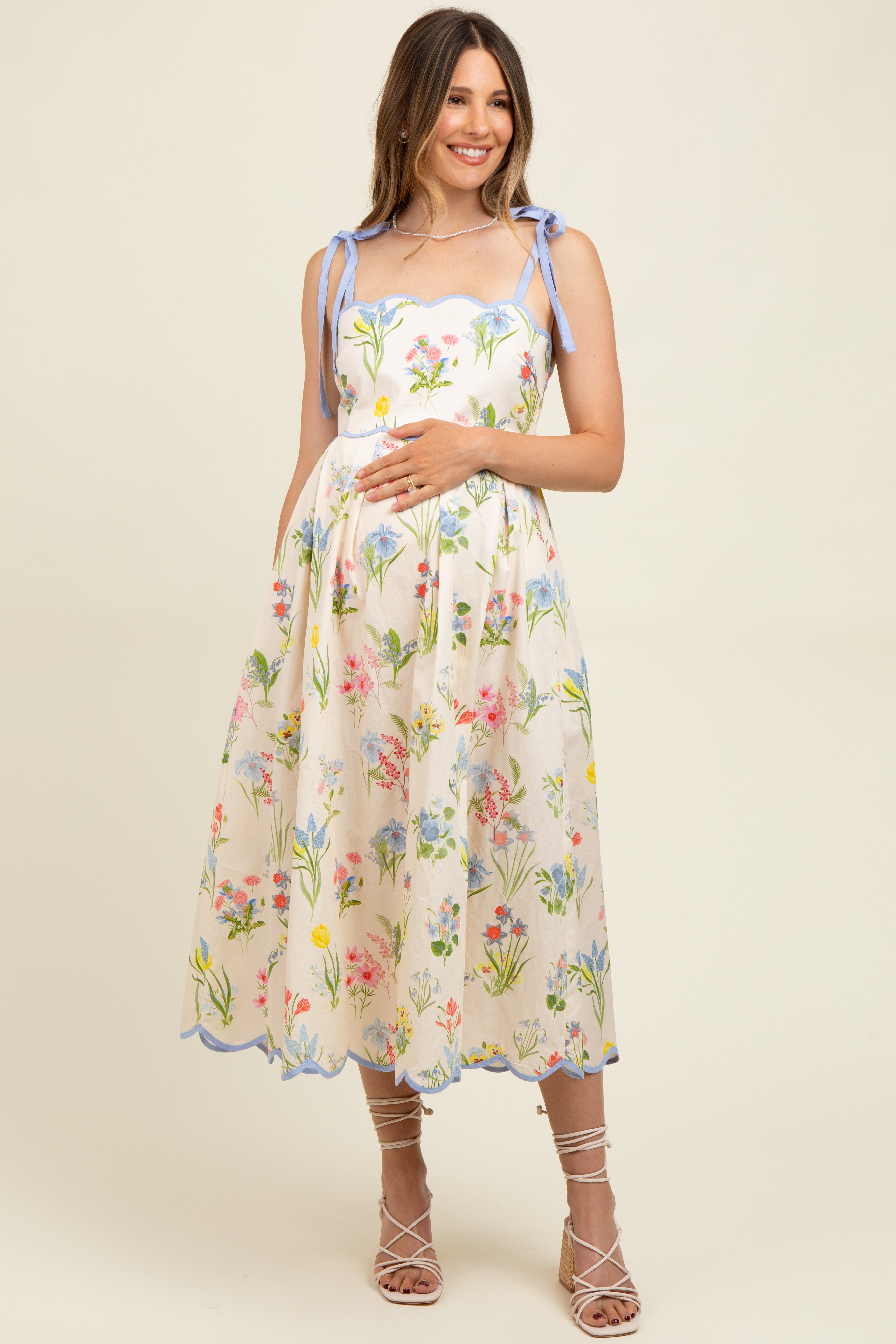 Umstands-Midikleid mit Blumenmuster, Schulterbändern und Wellensaum
