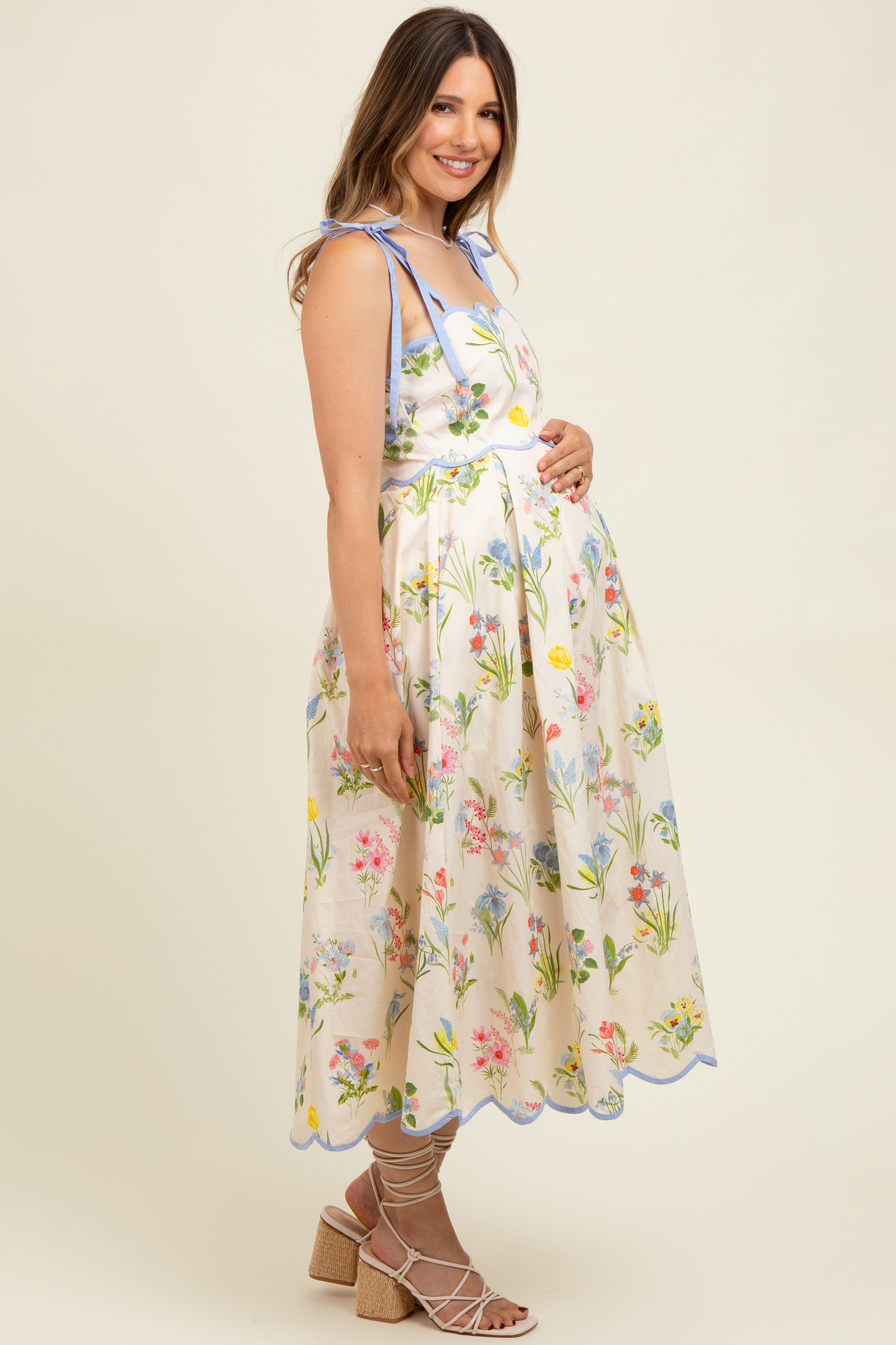 Umstands-Midikleid mit Blumenmuster, Schulterbändern und Wellensaum