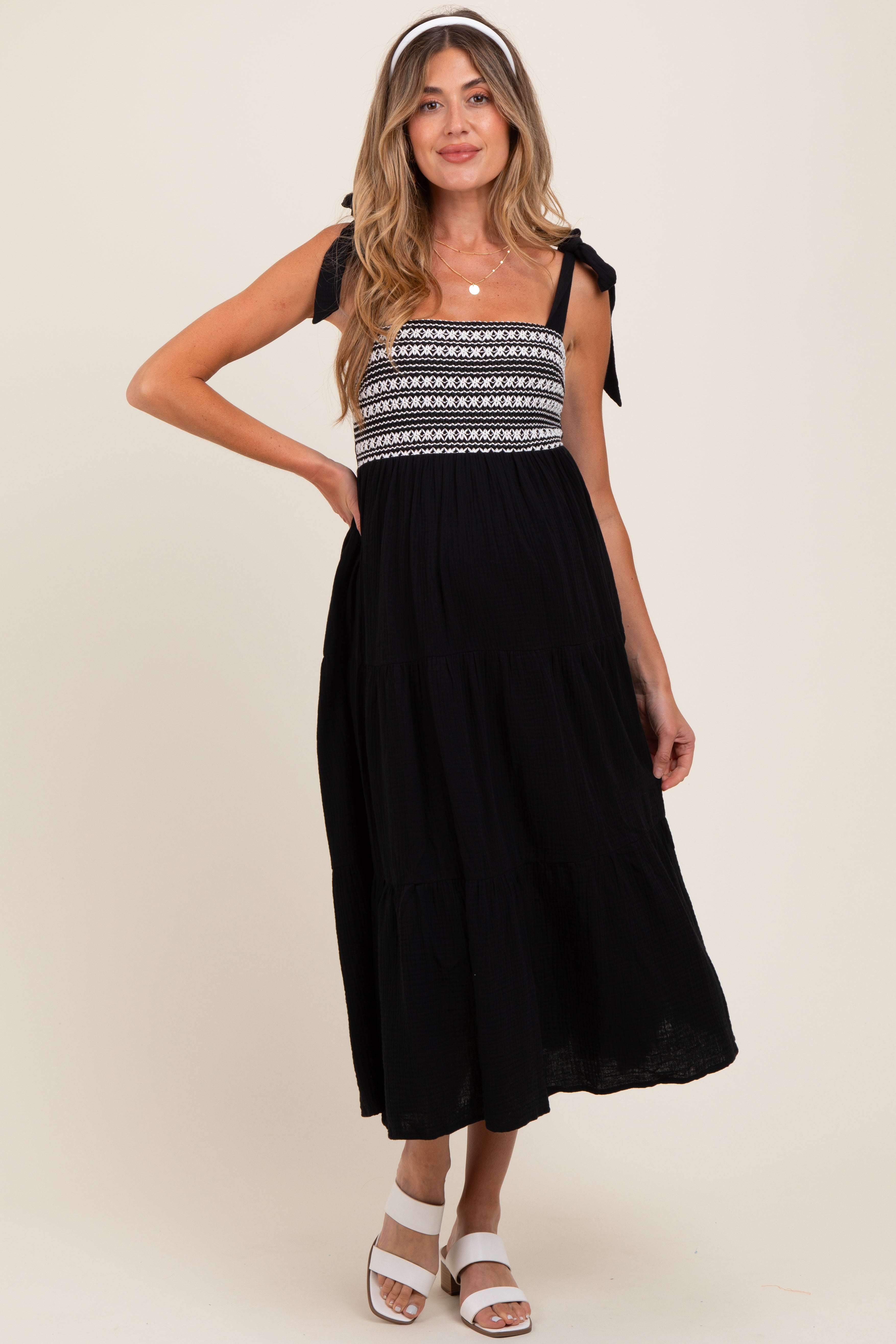 Schwarzes gestuftes Umstands-Midikleid mit Häkeloberteil und Schulterbindung