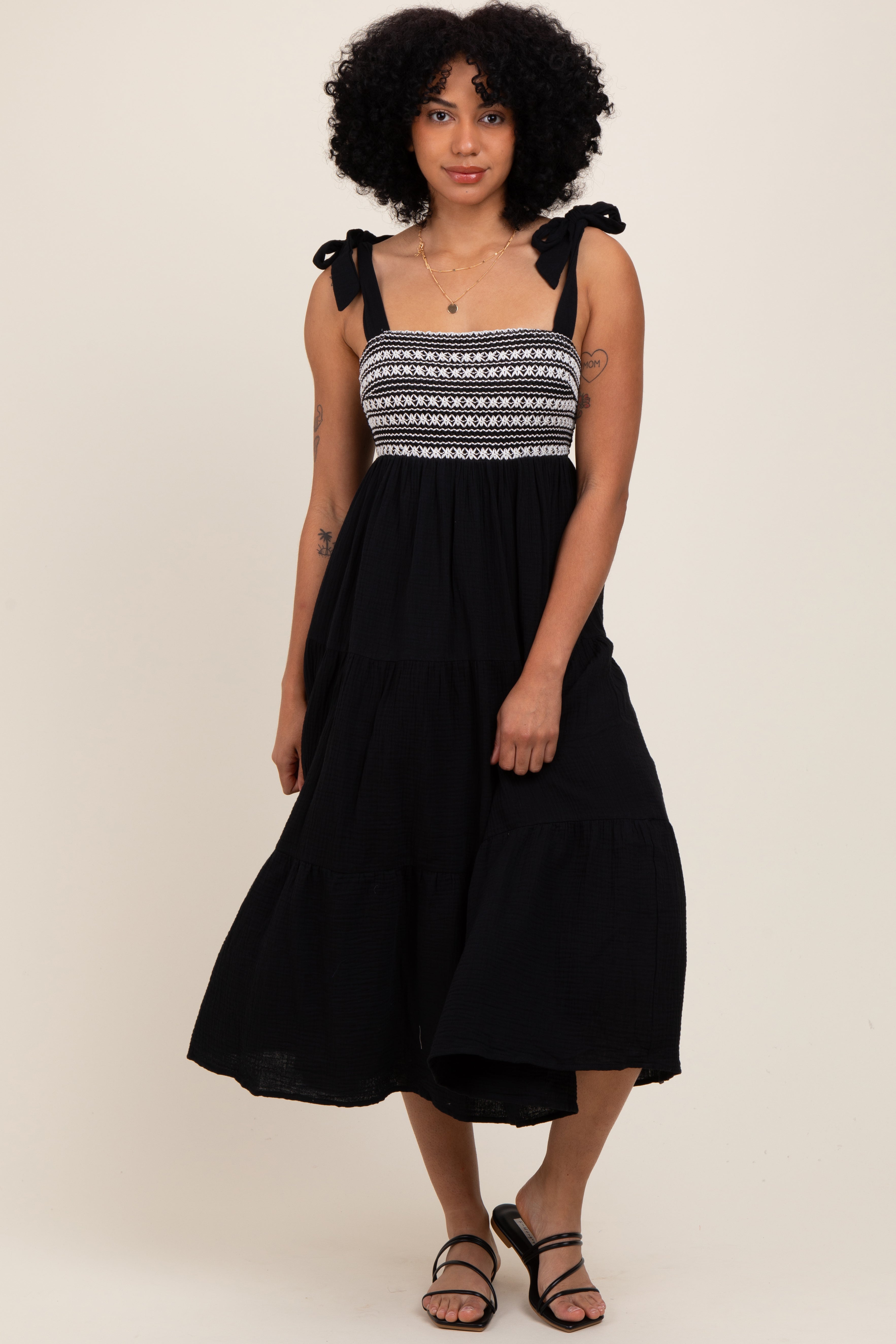 Schwarzes gestuftes Umstands-Midikleid mit Häkeloberteil und Schulterbindung