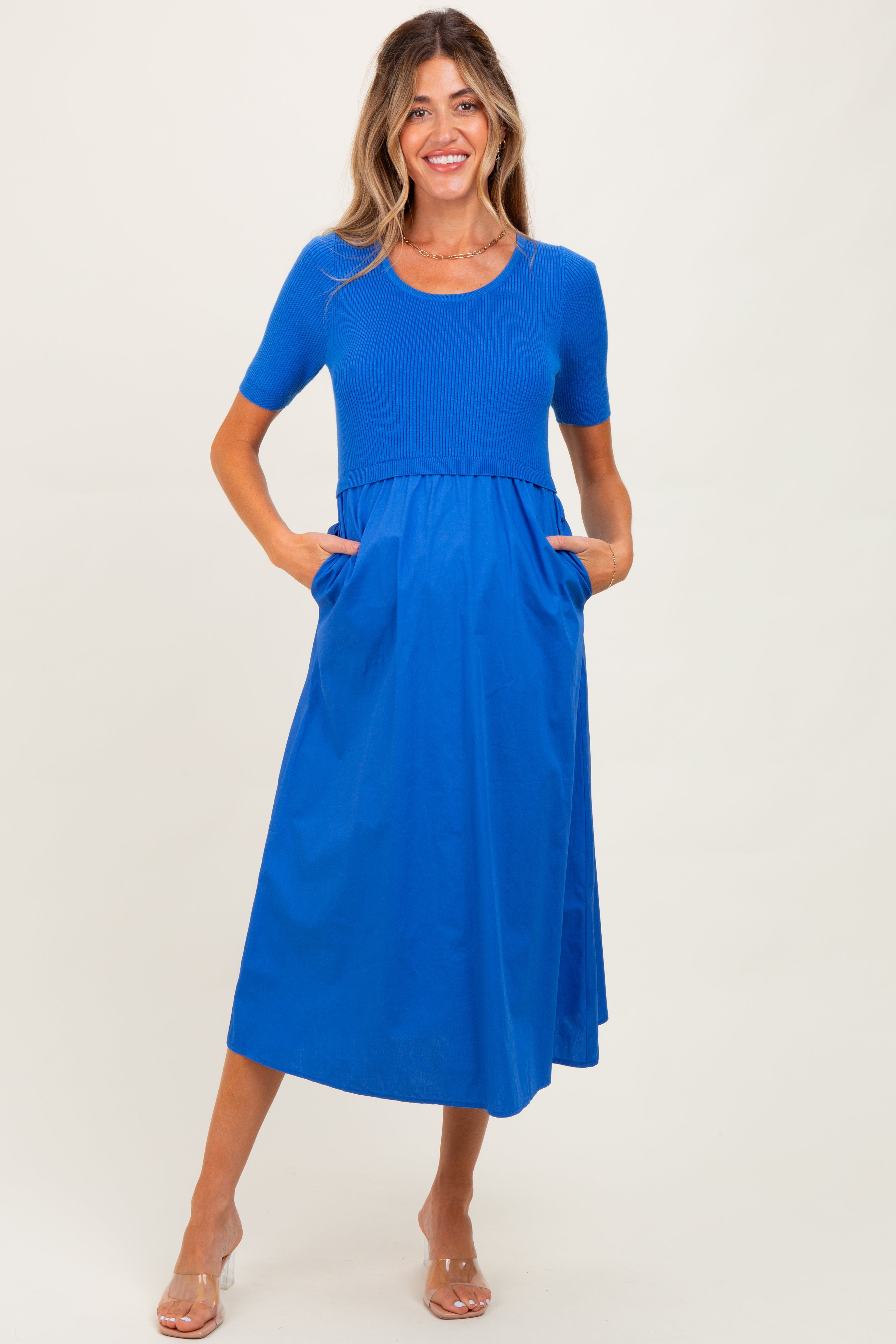 Blaues Umstands-Midikleid mit Kontrast-Strickoberteil