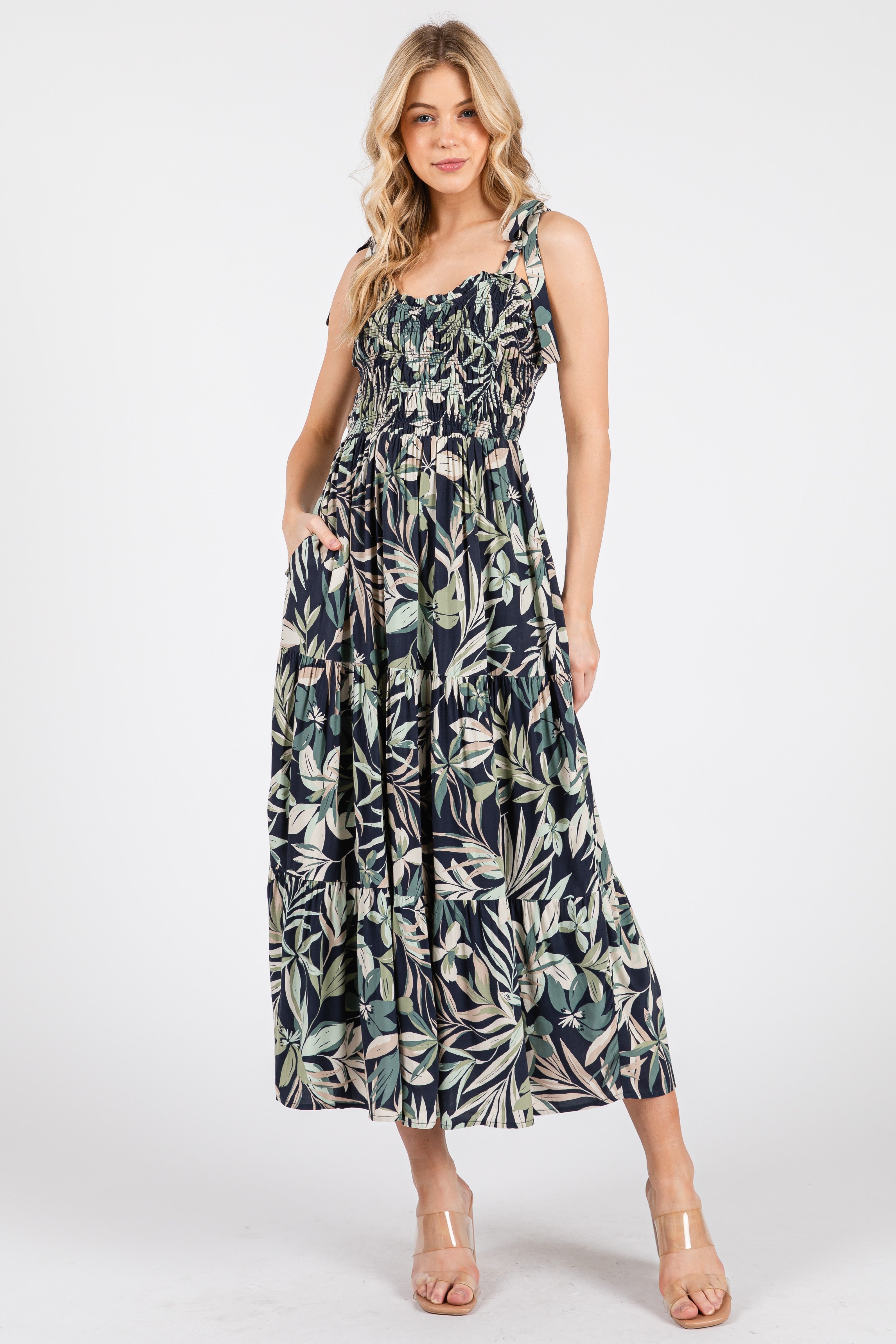 Umstands-Midikleid in Marineblau mit tropischem Druck, Smok-Oberteil und Schulterbändern