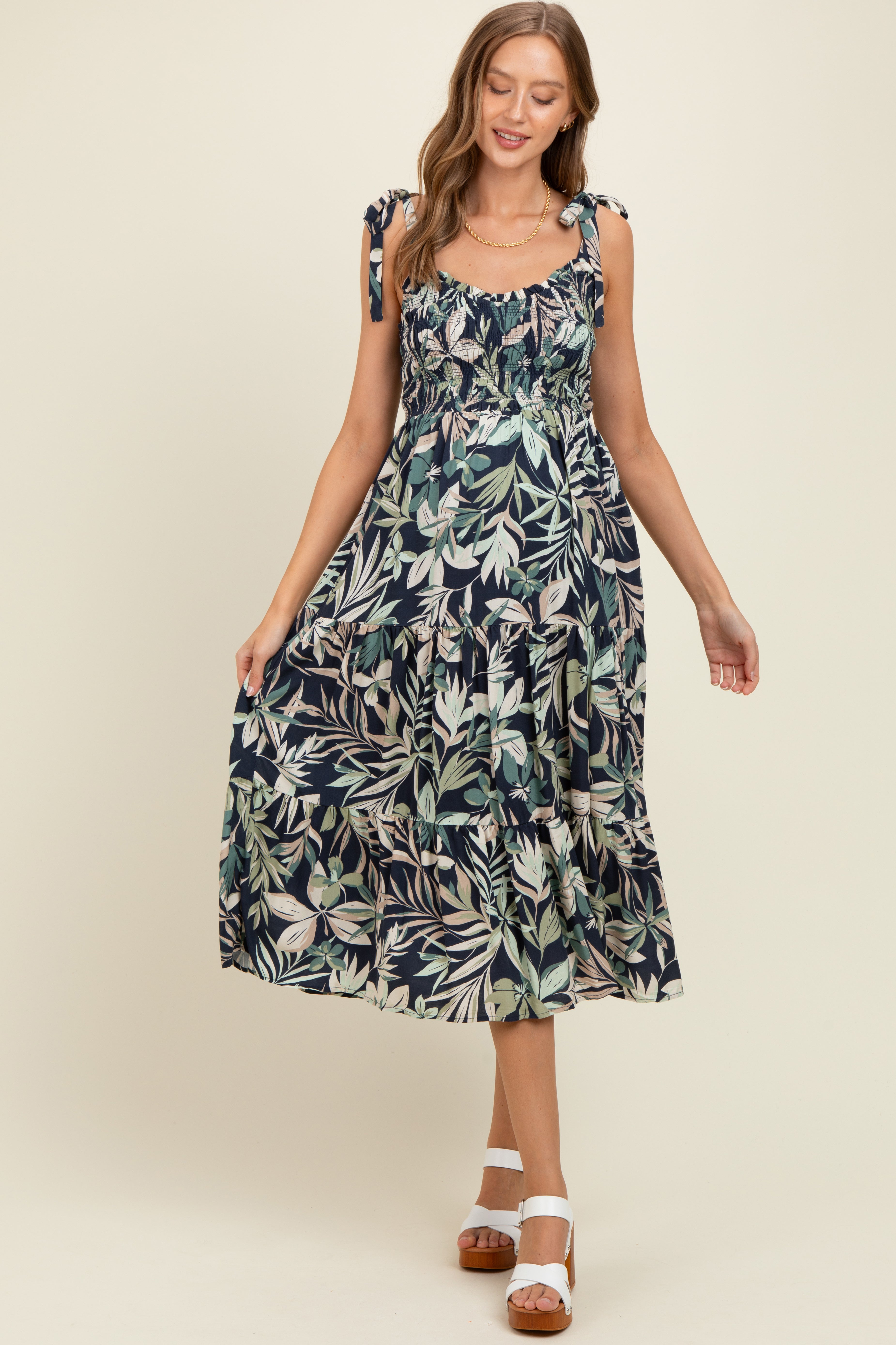 Umstands-Midikleid in Marineblau mit tropischem Druck, Smok-Oberteil und Schulterbändern