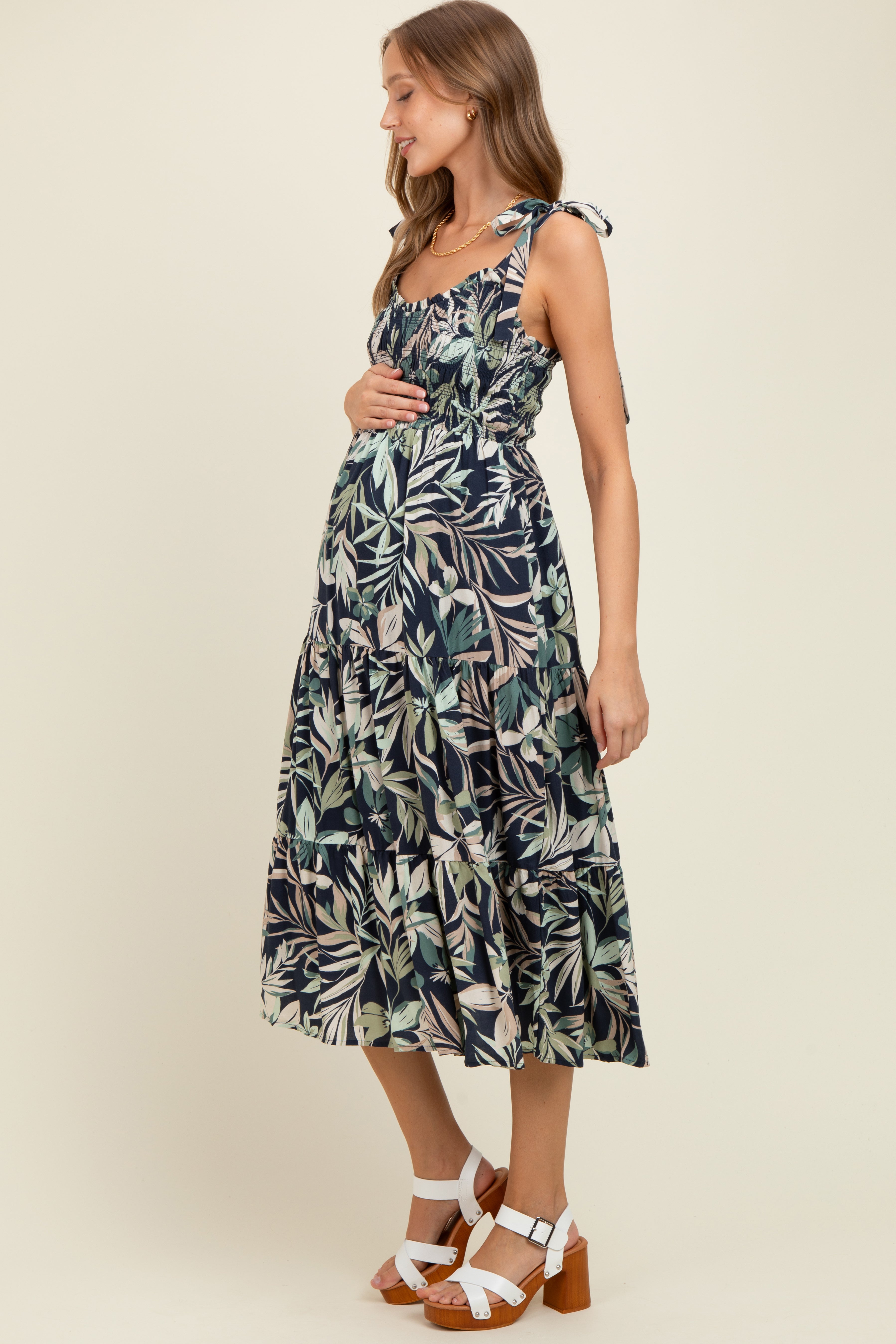 Umstands-Midikleid in Marineblau mit tropischem Druck, Smok-Oberteil und Schulterbändern
