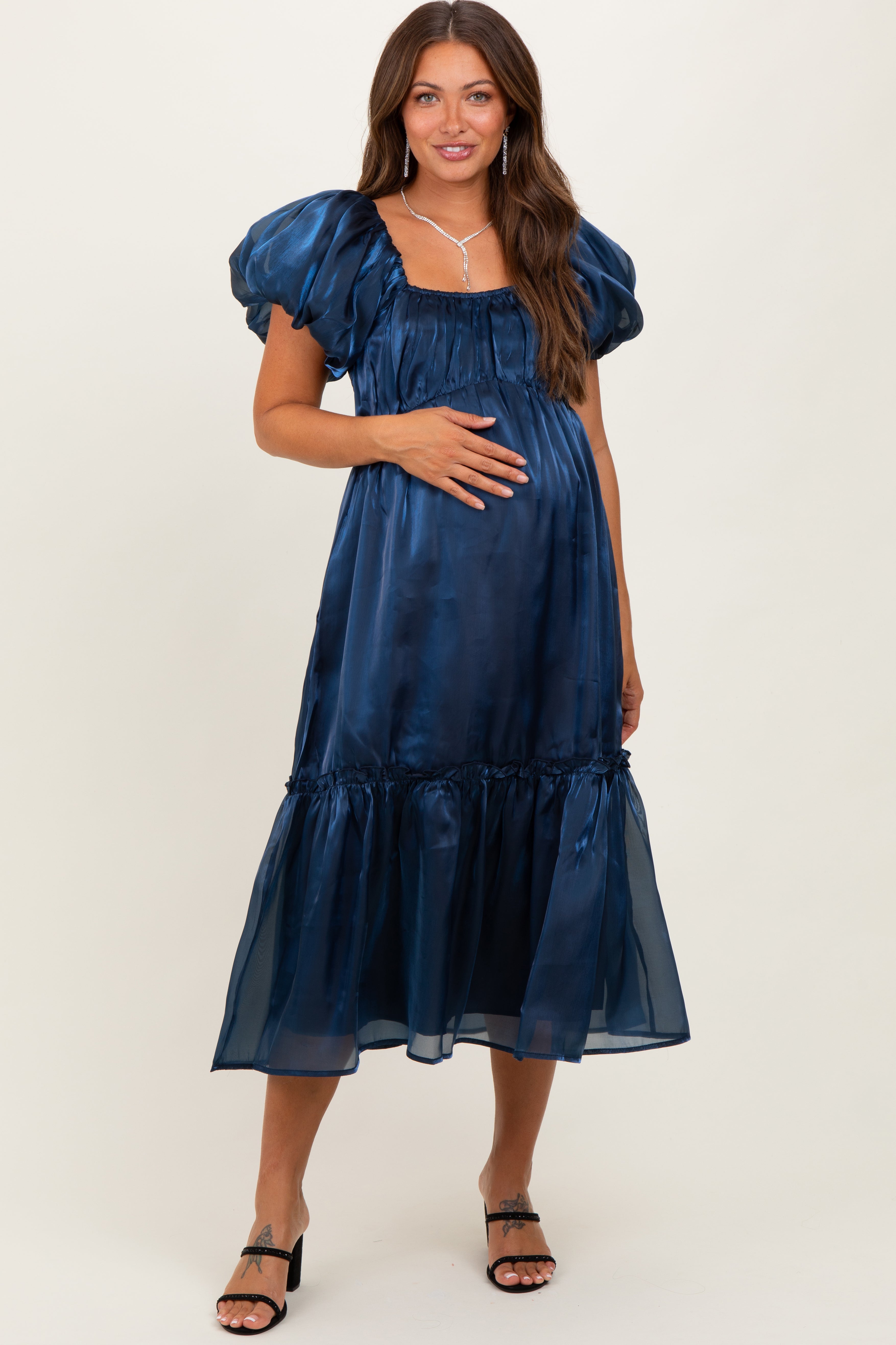 Marineblaues Umstands-Midikleid aus Organza mit Puffärmeln