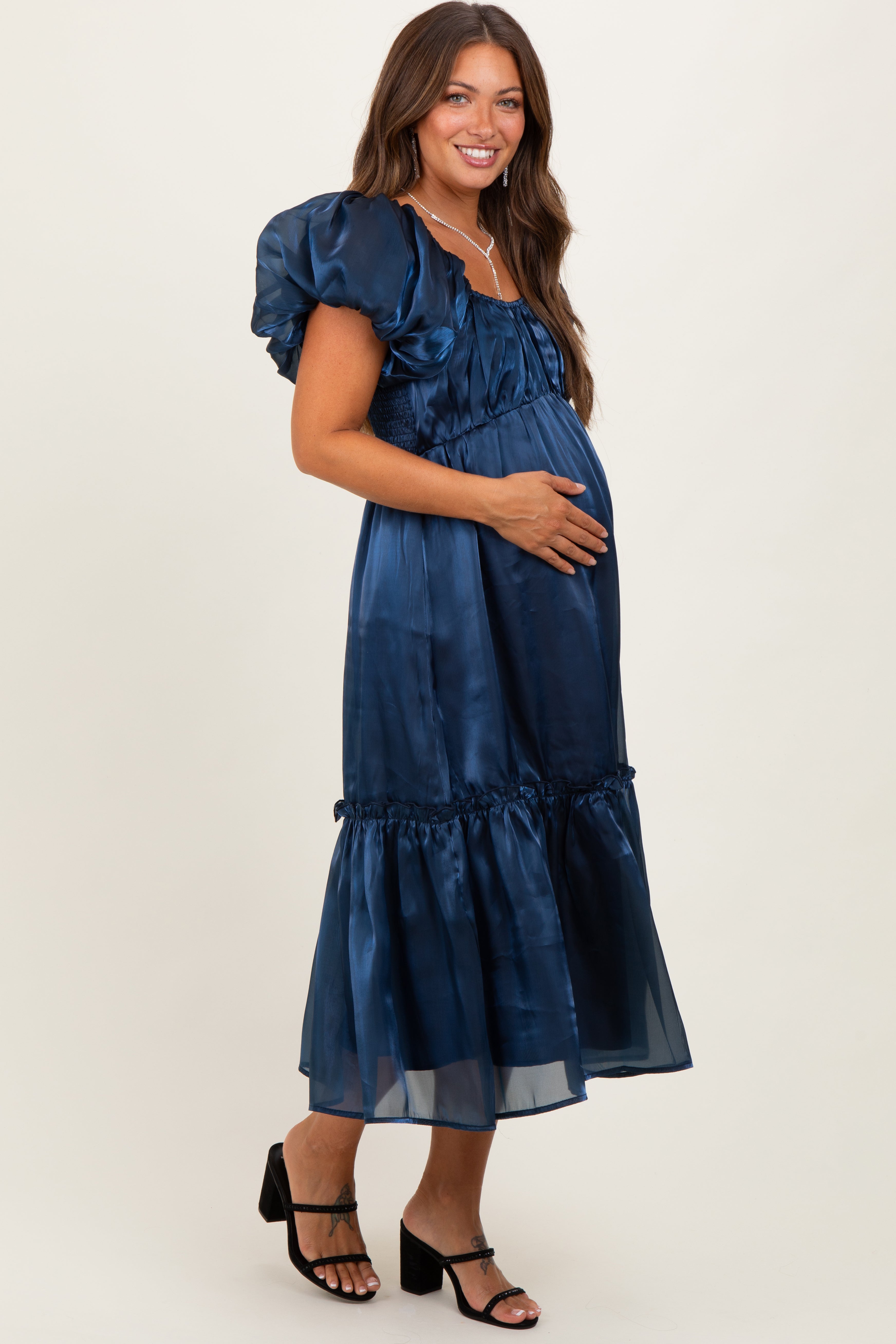 Marineblaues Umstands-Midikleid aus Organza mit Puffärmeln