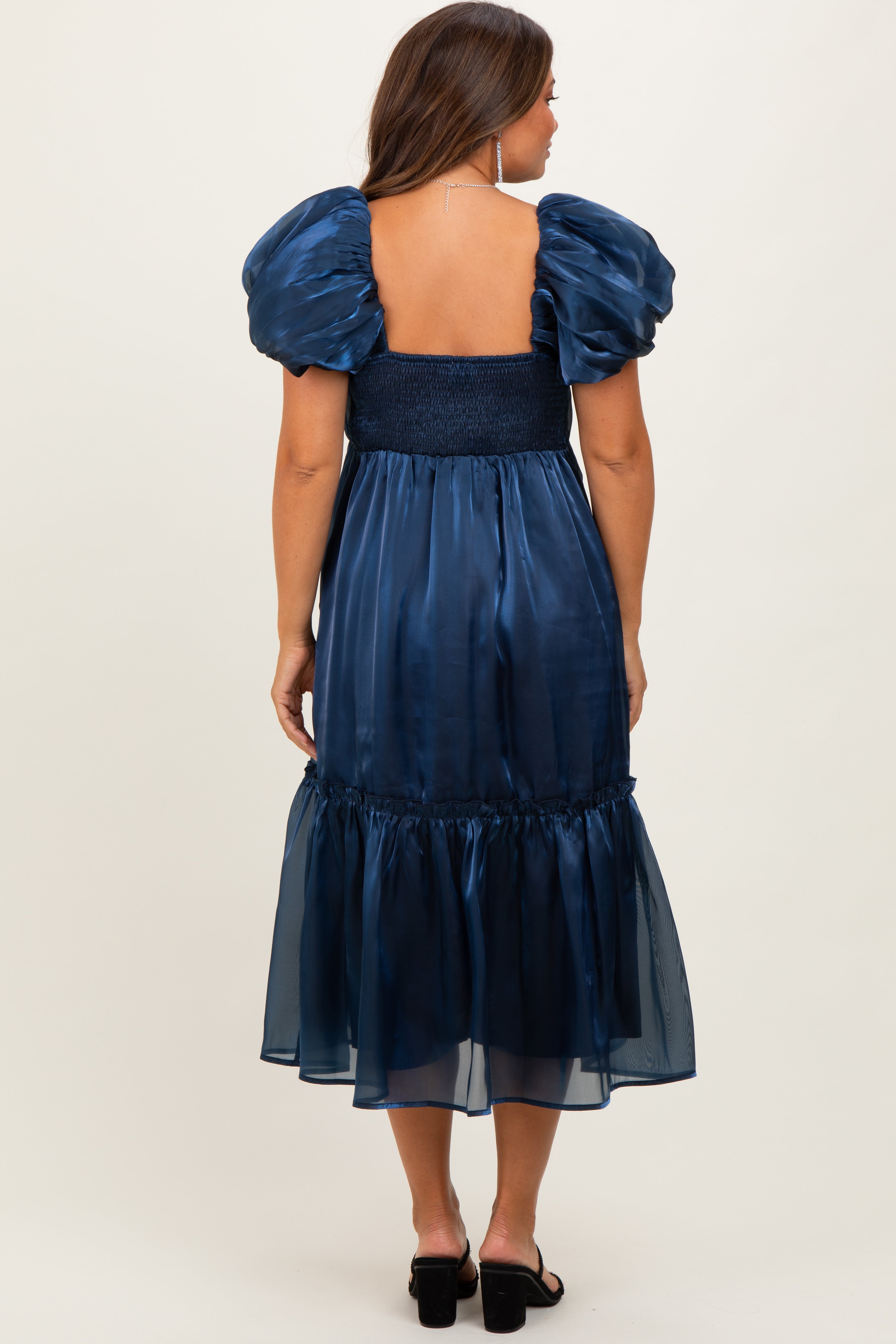 Marineblaues Umstands-Midikleid aus Organza mit Puffärmeln