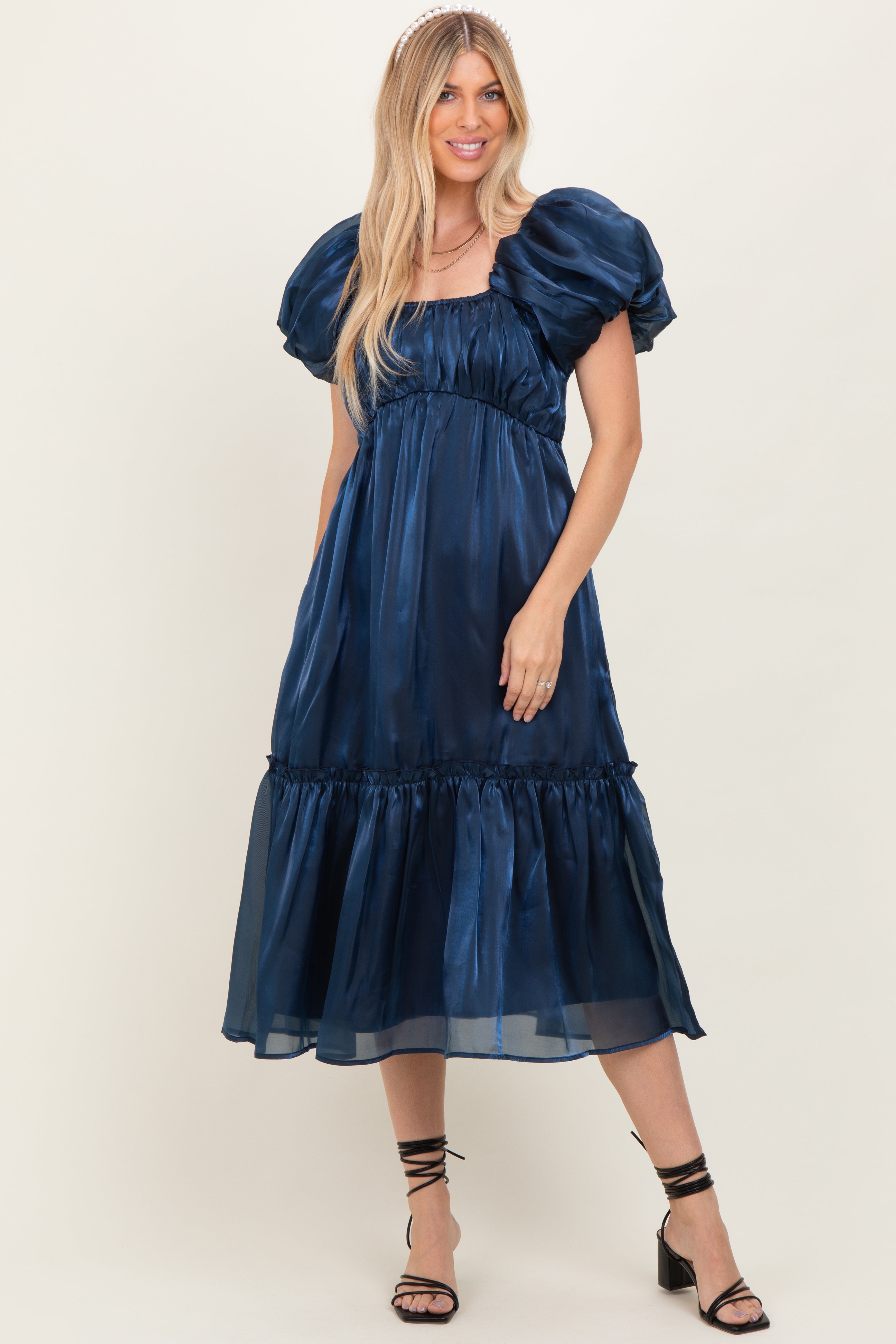 Marineblaues Umstands-Midikleid aus Organza mit Puffärmeln