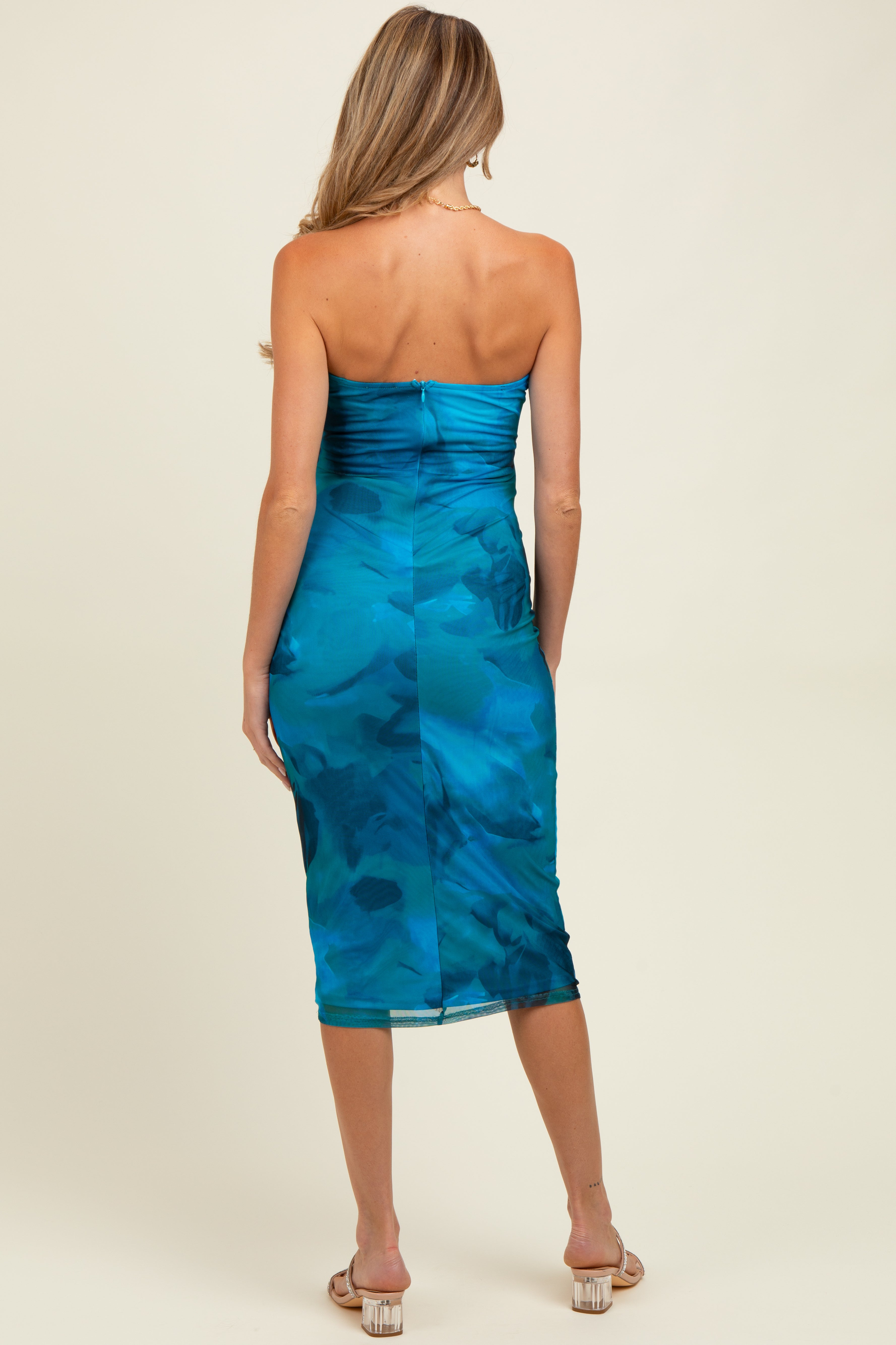 Trägerloses Umstands-Midikleid aus Mesh mit abstraktem Muster in Türkis