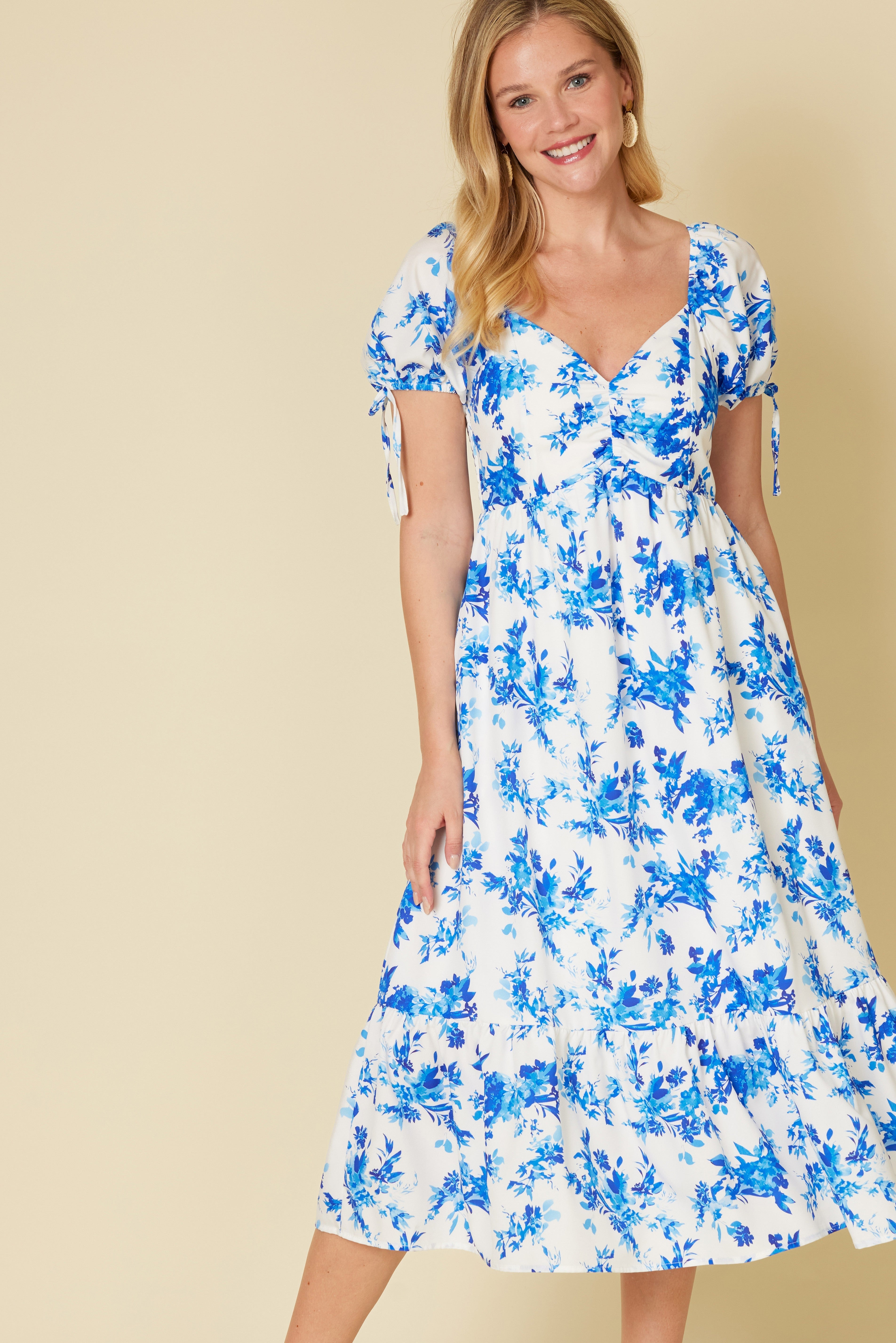 Blaues Umstands-Midikleid mit Blumenmuster, Puffärmeln und Bindedetail