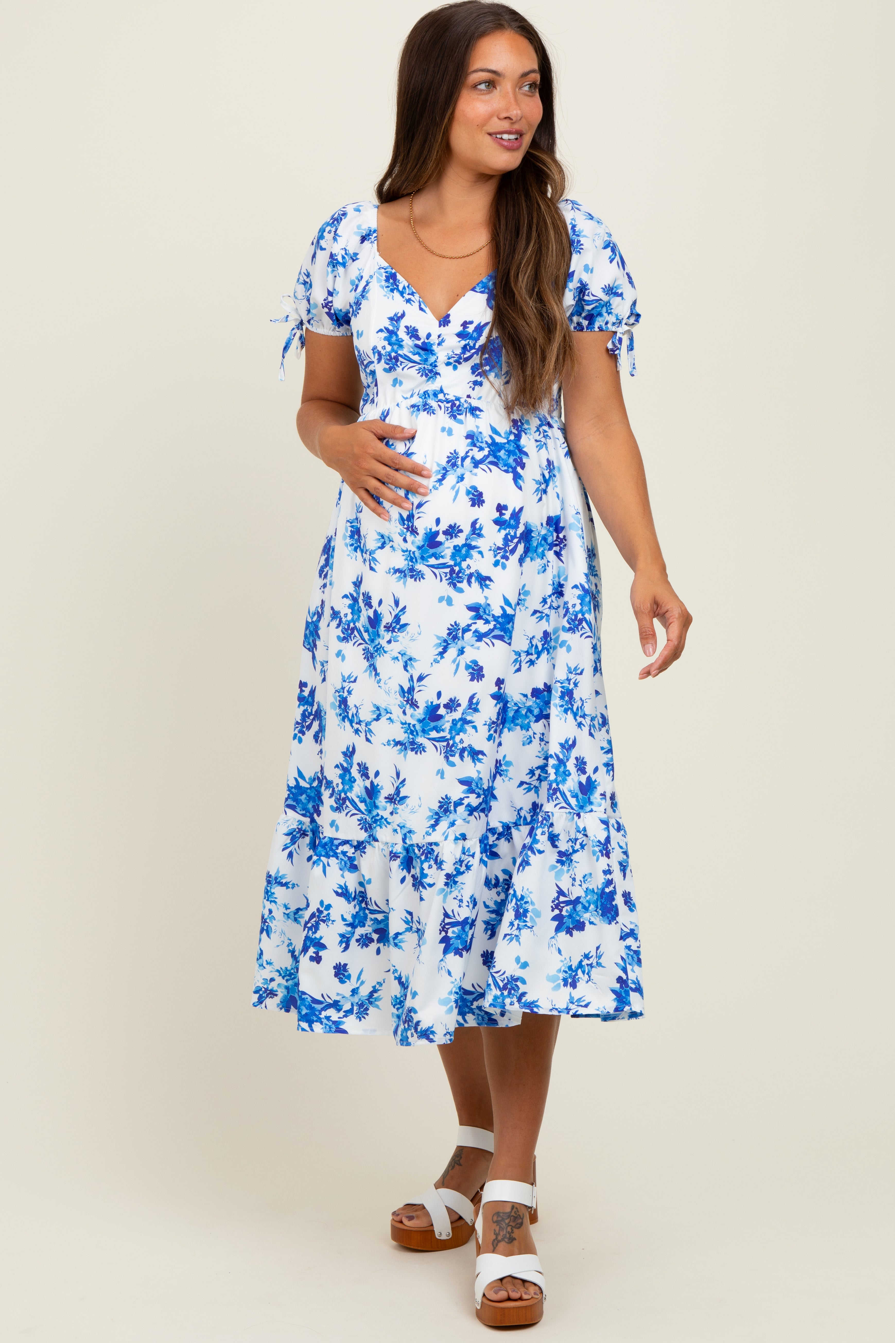 Blaues Umstands-Midikleid mit Blumenmuster, Puffärmeln und Bindedetail