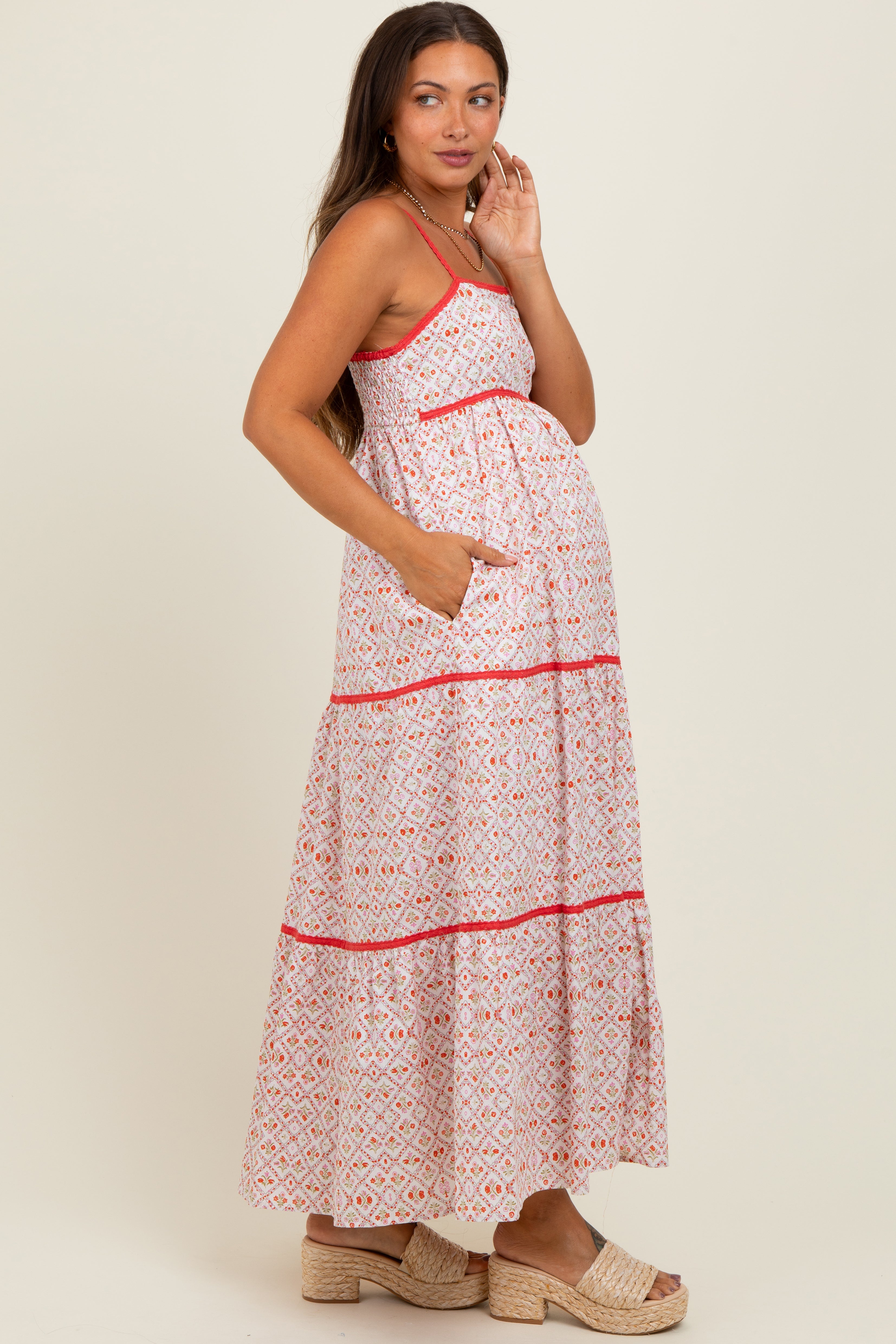 Korallenfarbenes Umstands-Maxikleid aus Baumwolle mit Blumenmuster
