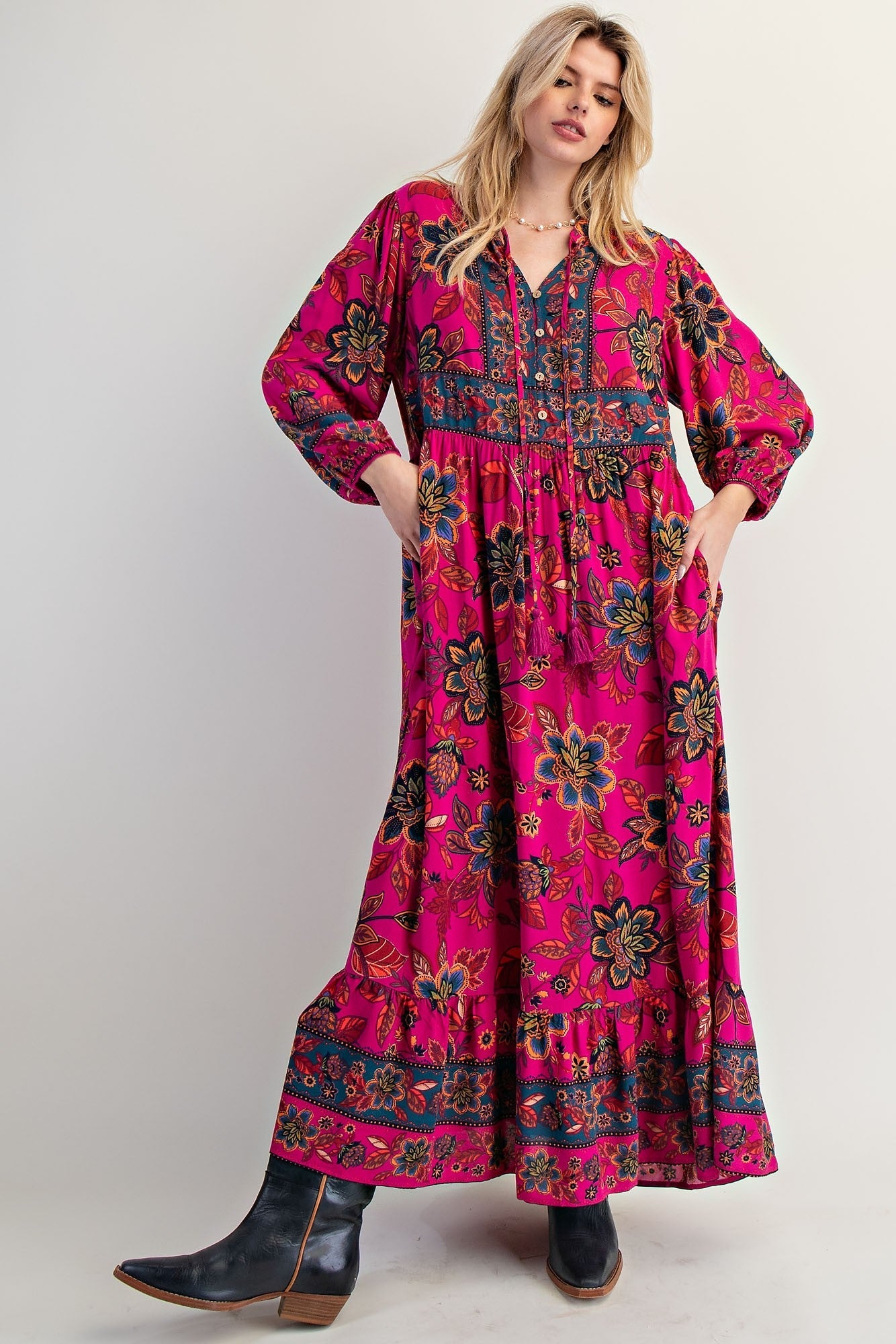 Magentafarbenes Umstands-Maxikleid mit Blumenmuster, Quastenbindung und langen Ärmeln