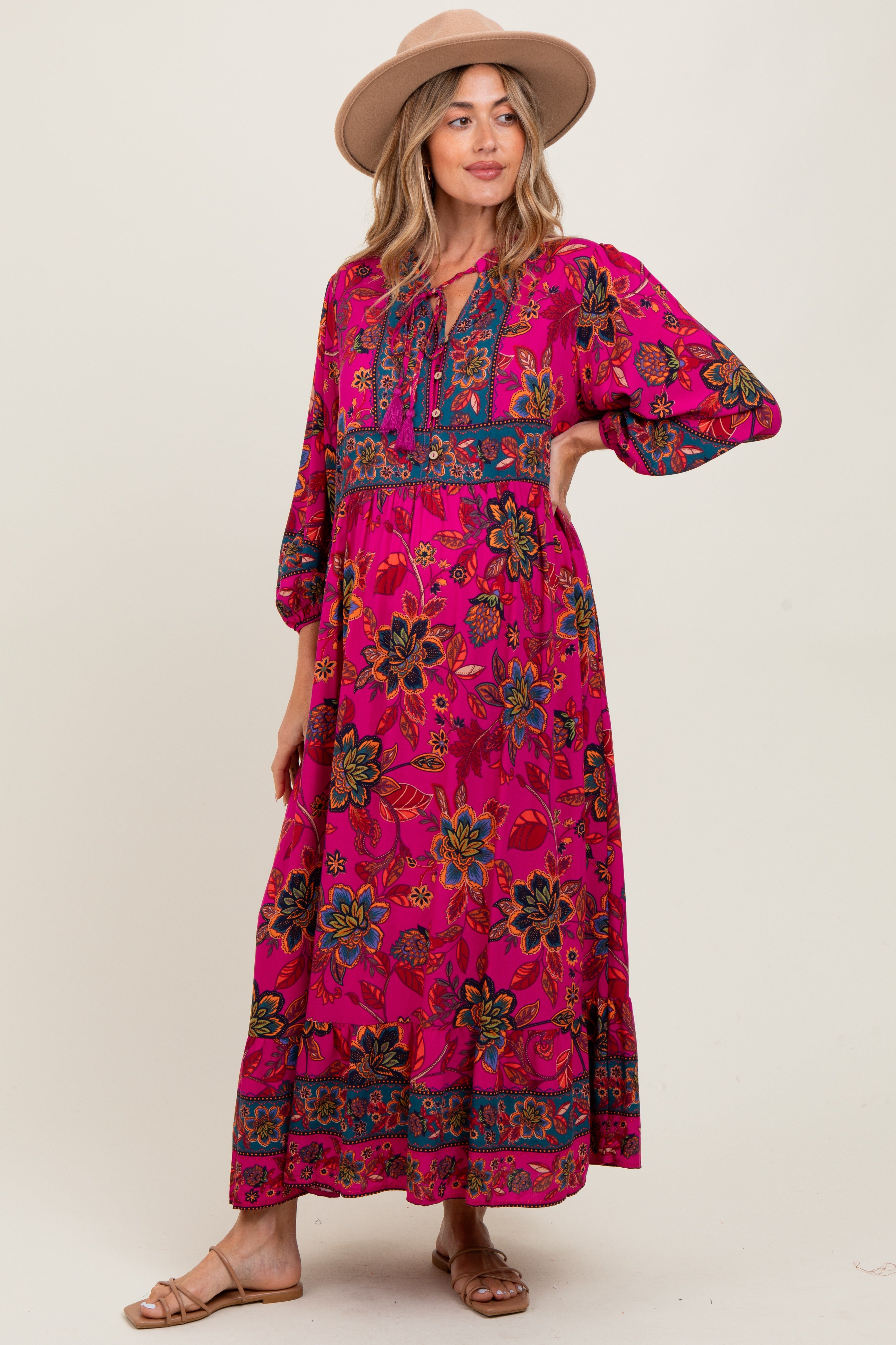 Magentafarbenes Umstands-Maxikleid mit Blumenmuster, Quastenbindung und langen Ärmeln