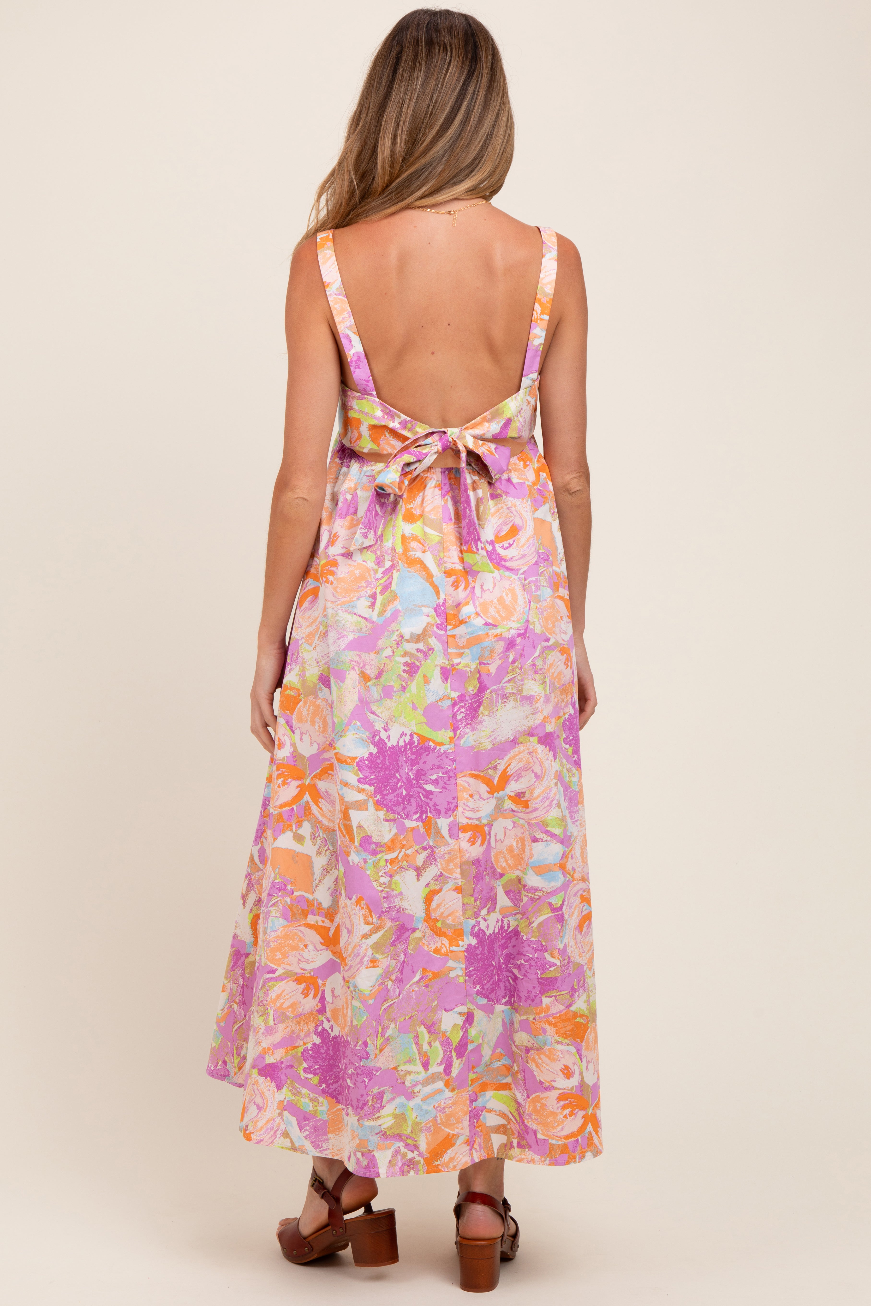 Rosa Umstands-Maxikleid mit Blumenmuster, Cut-out und Rückenbindung