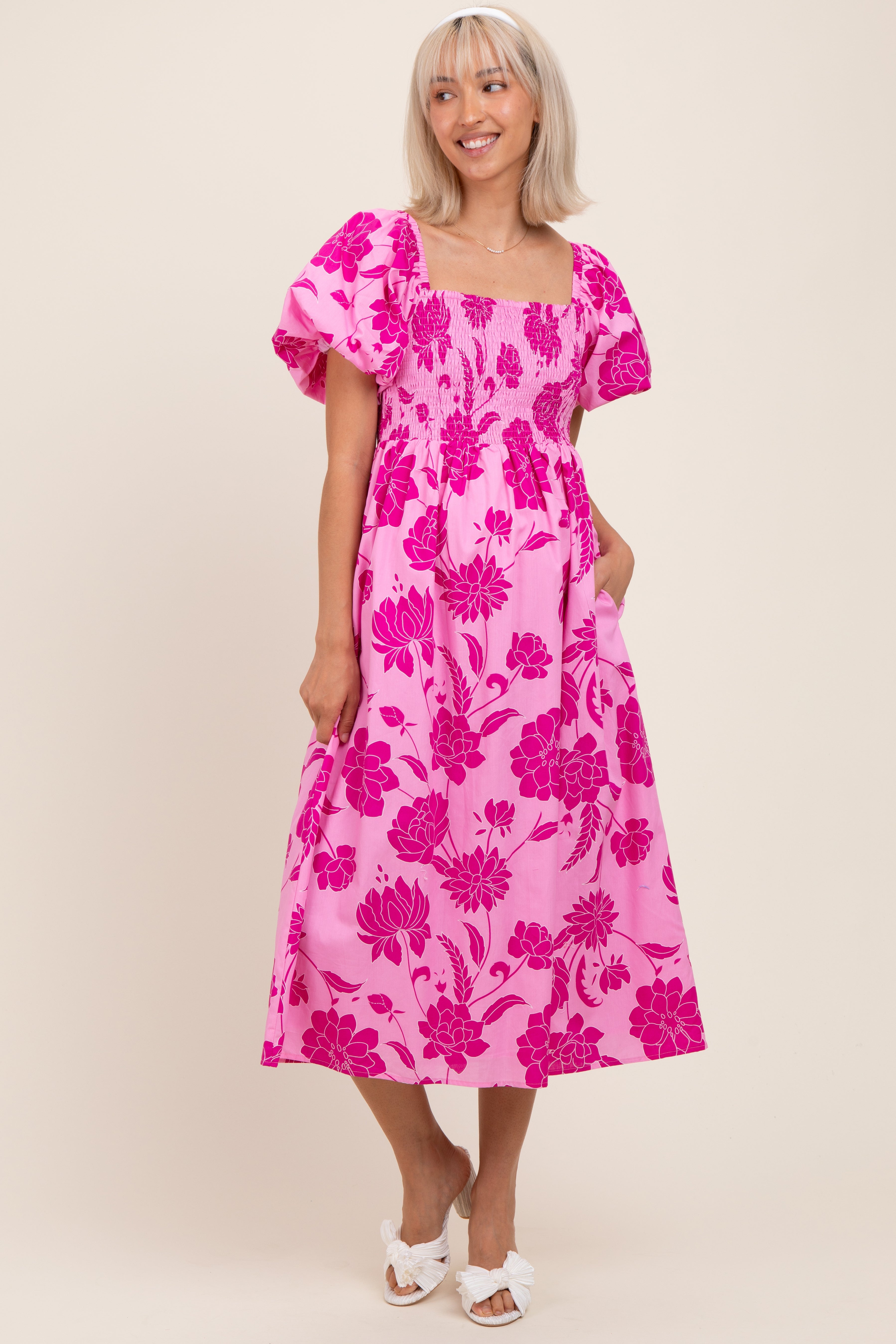 Umstands-Midikleid mit Blumenmuster, Smok-Detail und Puffärmeln