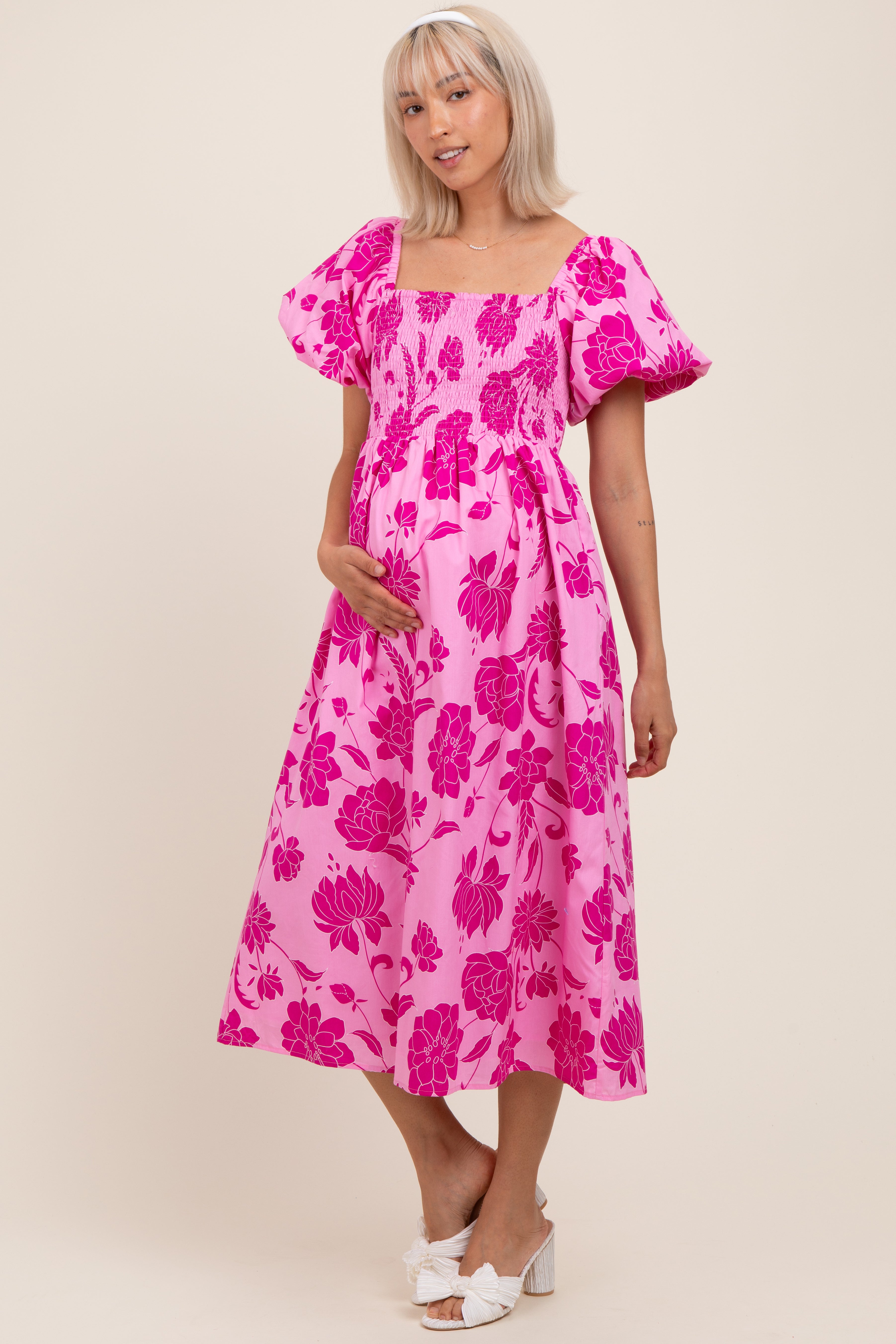 Umstands-Midikleid mit Blumenmuster, Smok-Detail und Puffärmeln