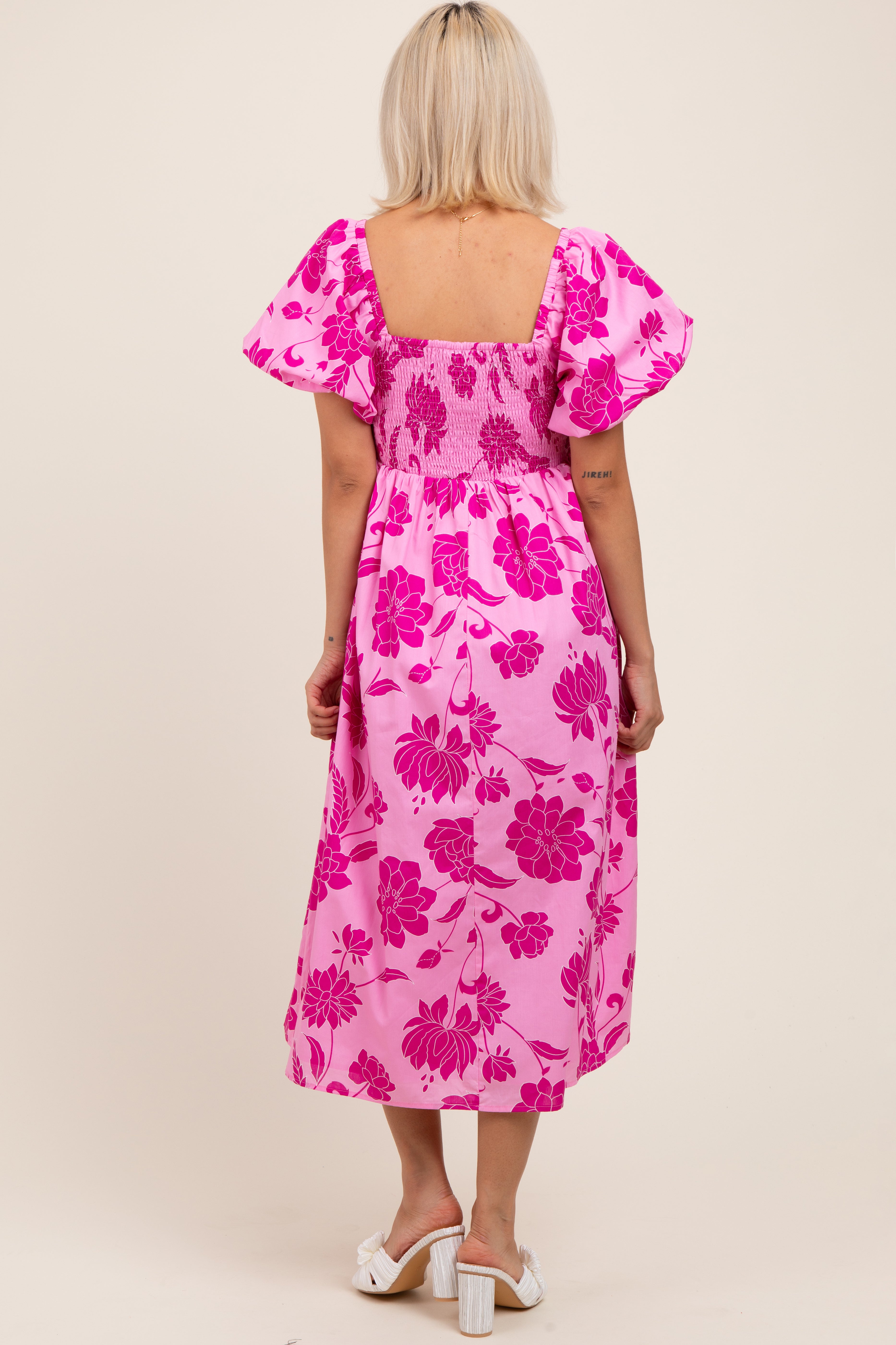 Umstands-Midikleid mit Blumenmuster, Smok-Detail und Puffärmeln