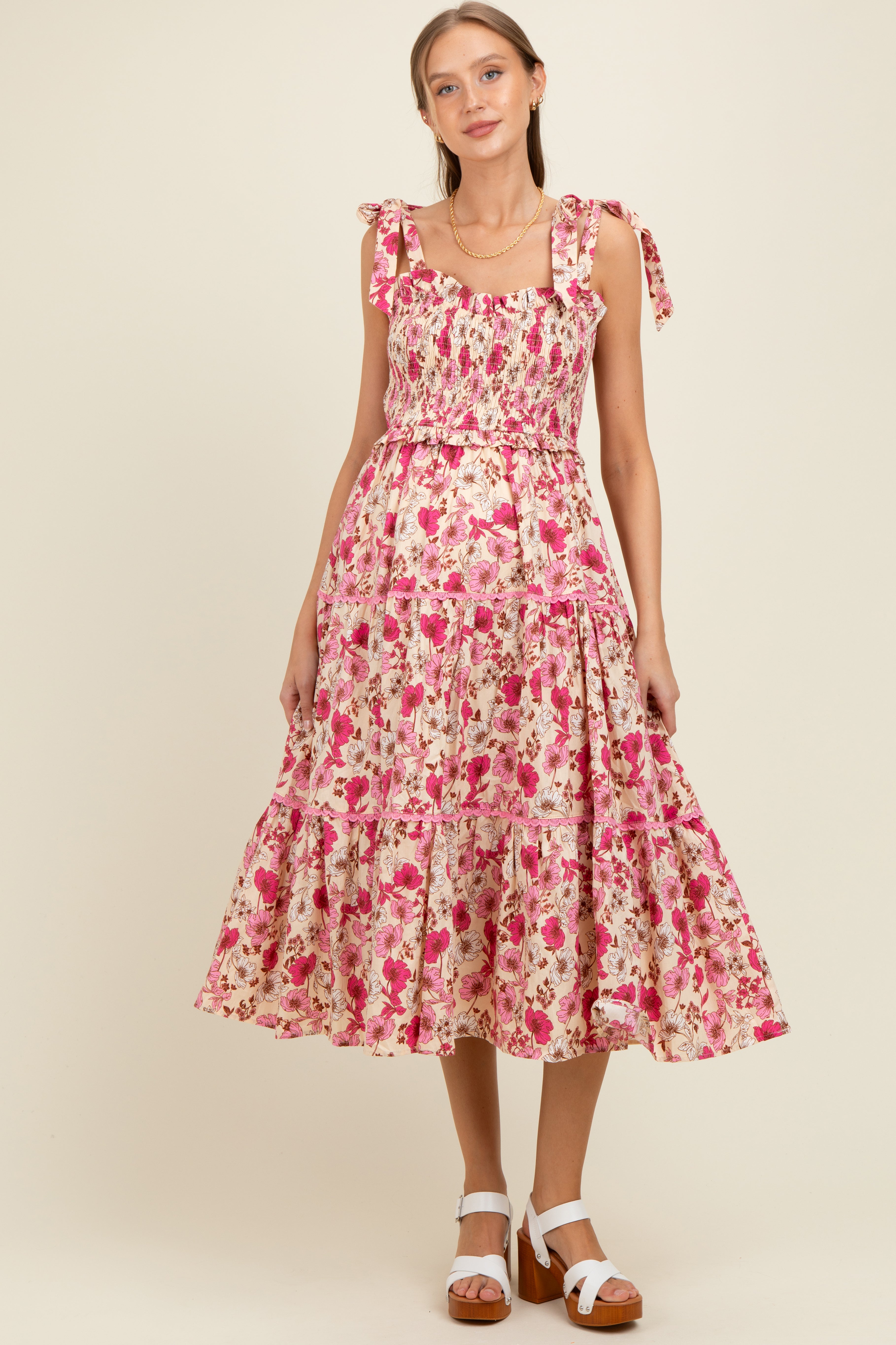 Rosa Umstands-Midikleid mit Blumenmuster, Smok-Oberteil und Rüschen-Spitzenbesatz