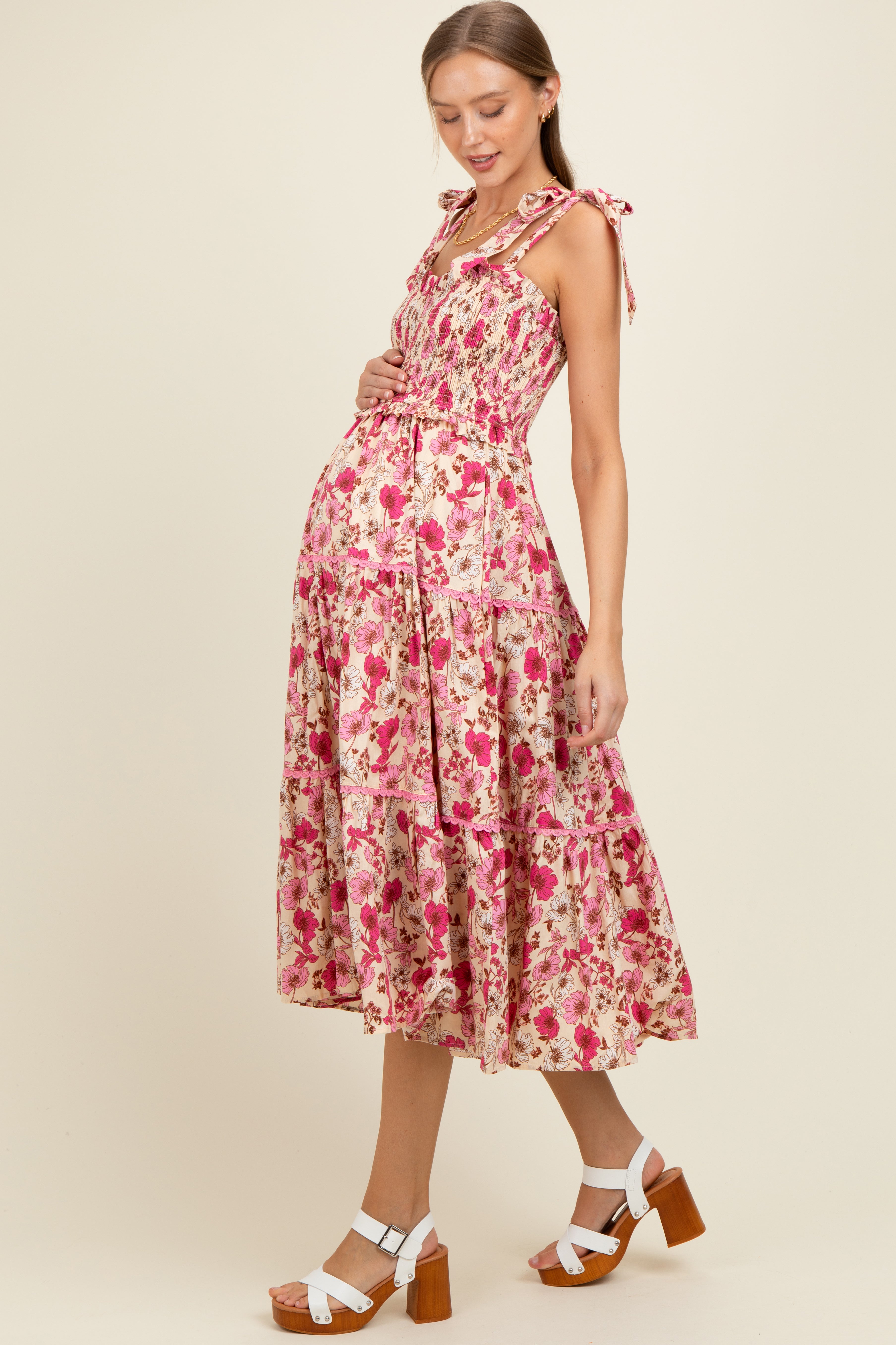 Rosa Umstands-Midikleid mit Blumenmuster, Smok-Oberteil und Rüschen-Spitzenbesatz