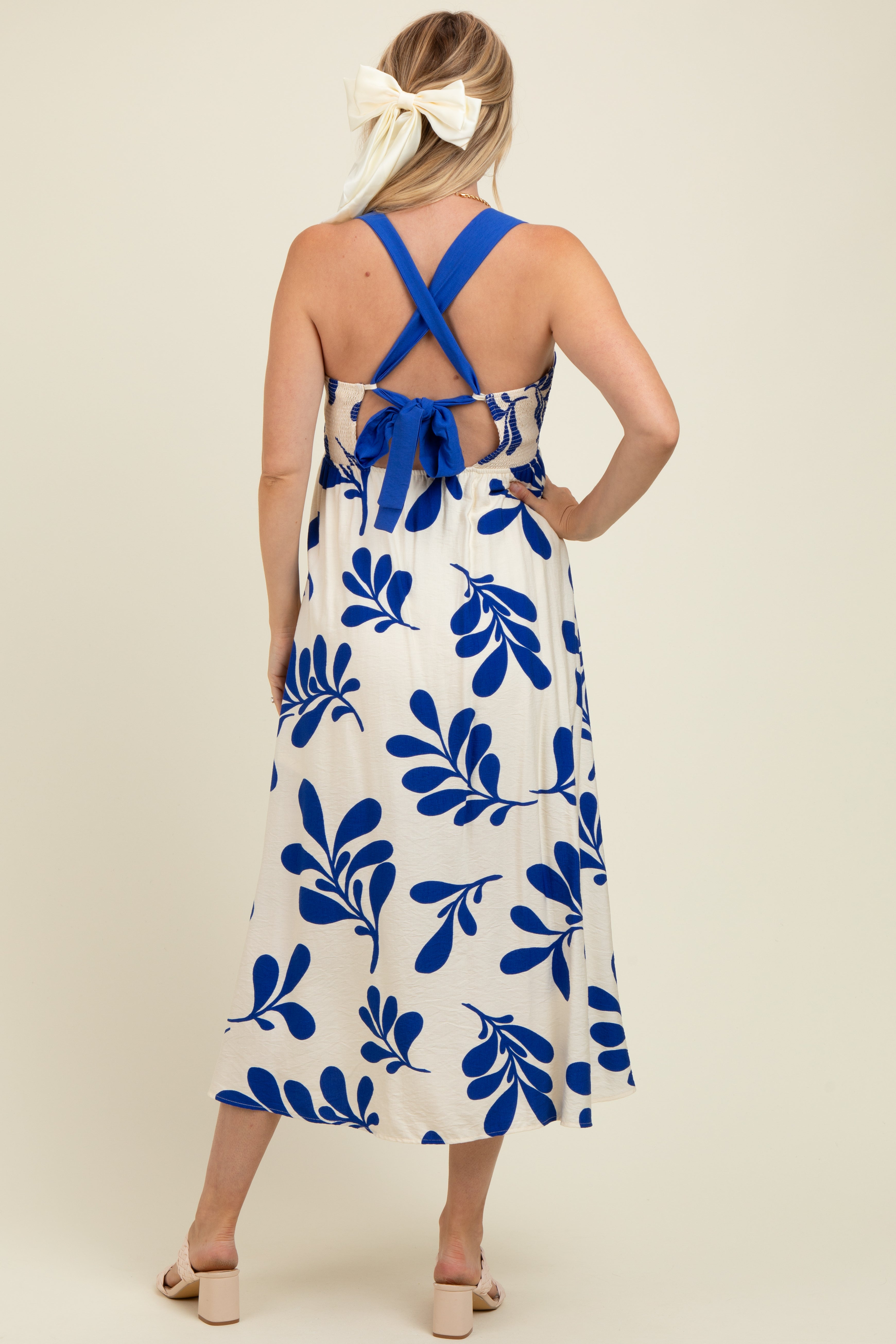 Umstands-Midikleid in Königsblau mit Blätterdruck, Bindeband und Cut-out am Rücken