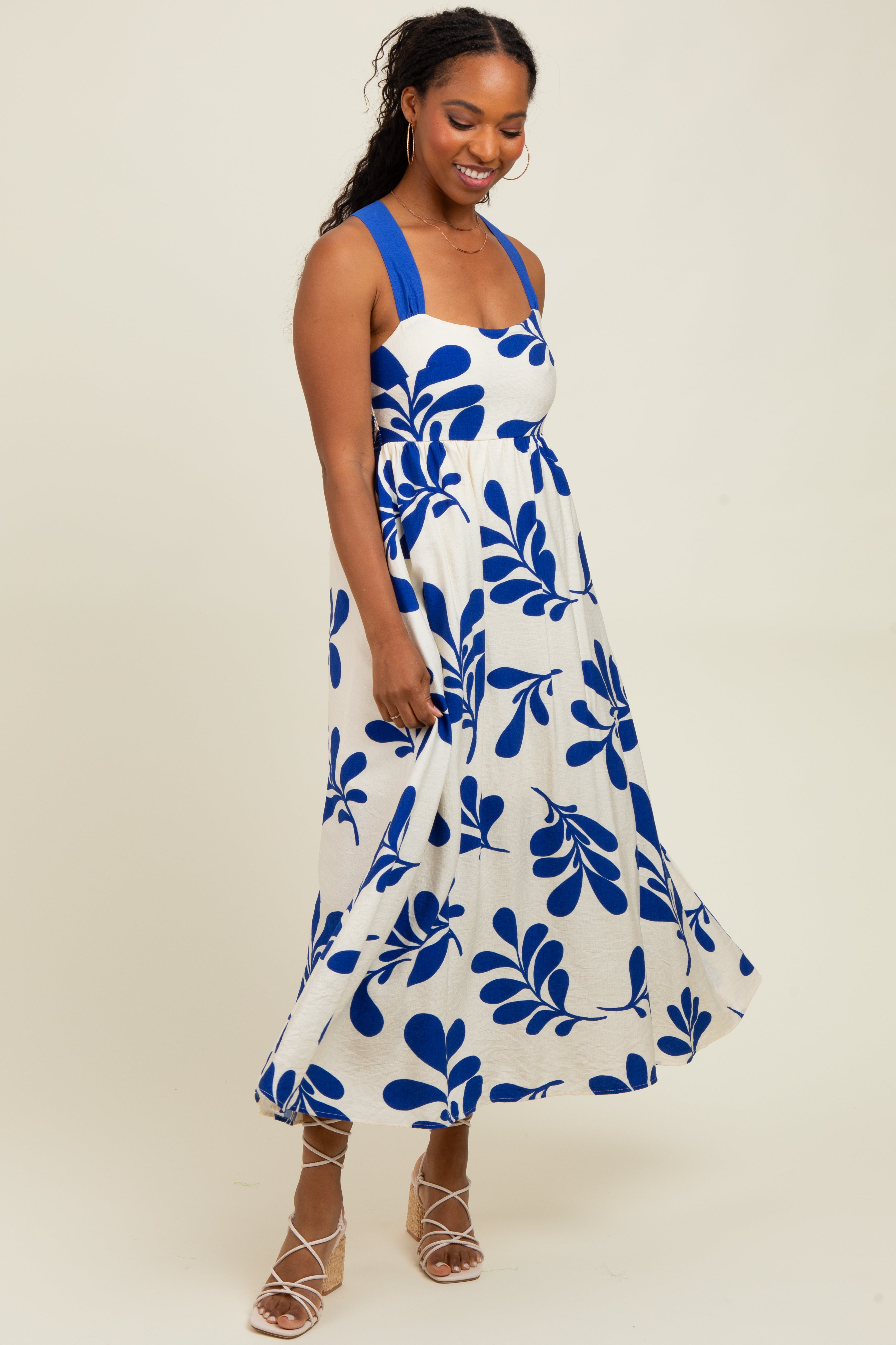 Umstands-Midikleid in Königsblau mit Blätterdruck, Bindeband und Cut-out am Rücken