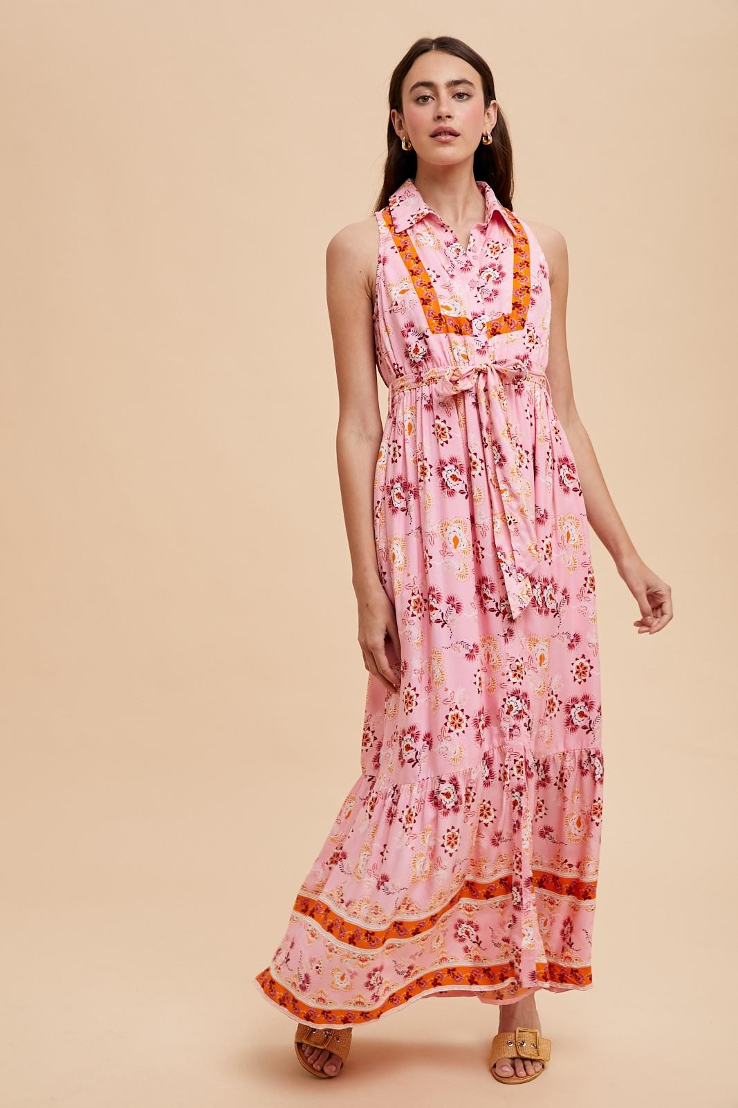 Umstands-Maxikleid mit Bordürendruck, Kragen und Knopfleiste in Rosa