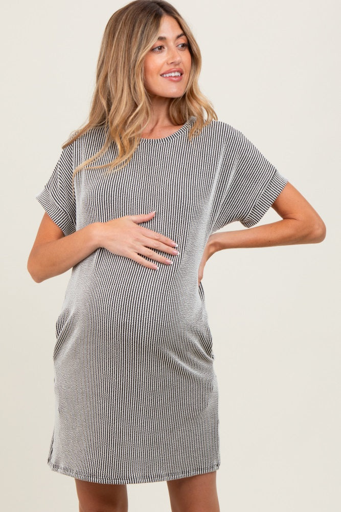 Geripptes Umstands-T-Shirt-Kleid mit kurzen Ärmeln in Anthrazit