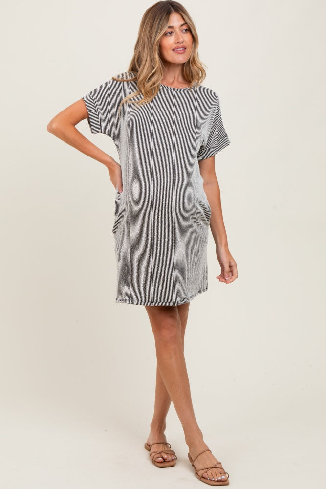 Geripptes Umstands-T-Shirt-Kleid mit kurzen Ärmeln in Anthrazit