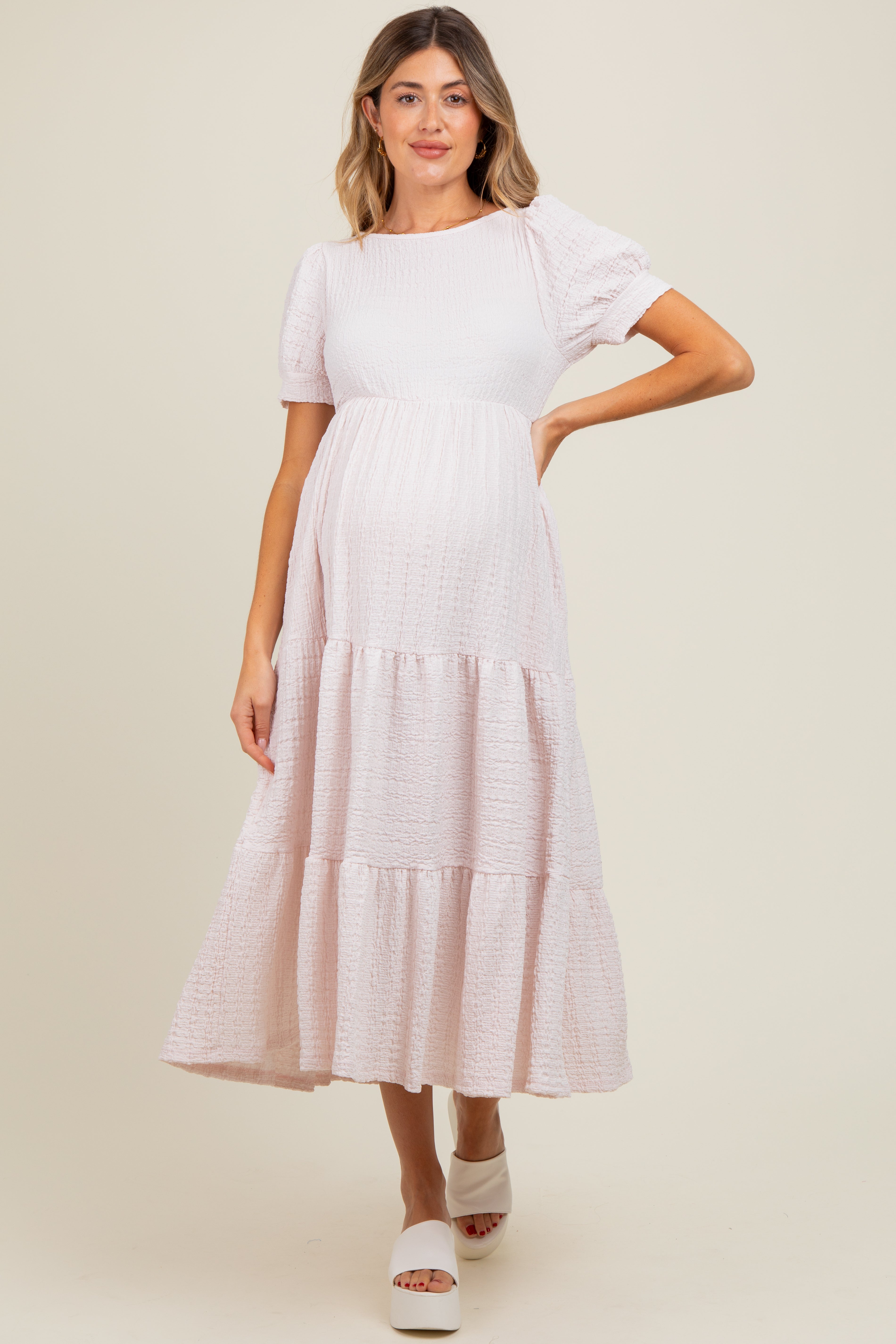 Strukturiertes Umstands-Maxikleid mit Stufenrock und kurzen Ärmeln