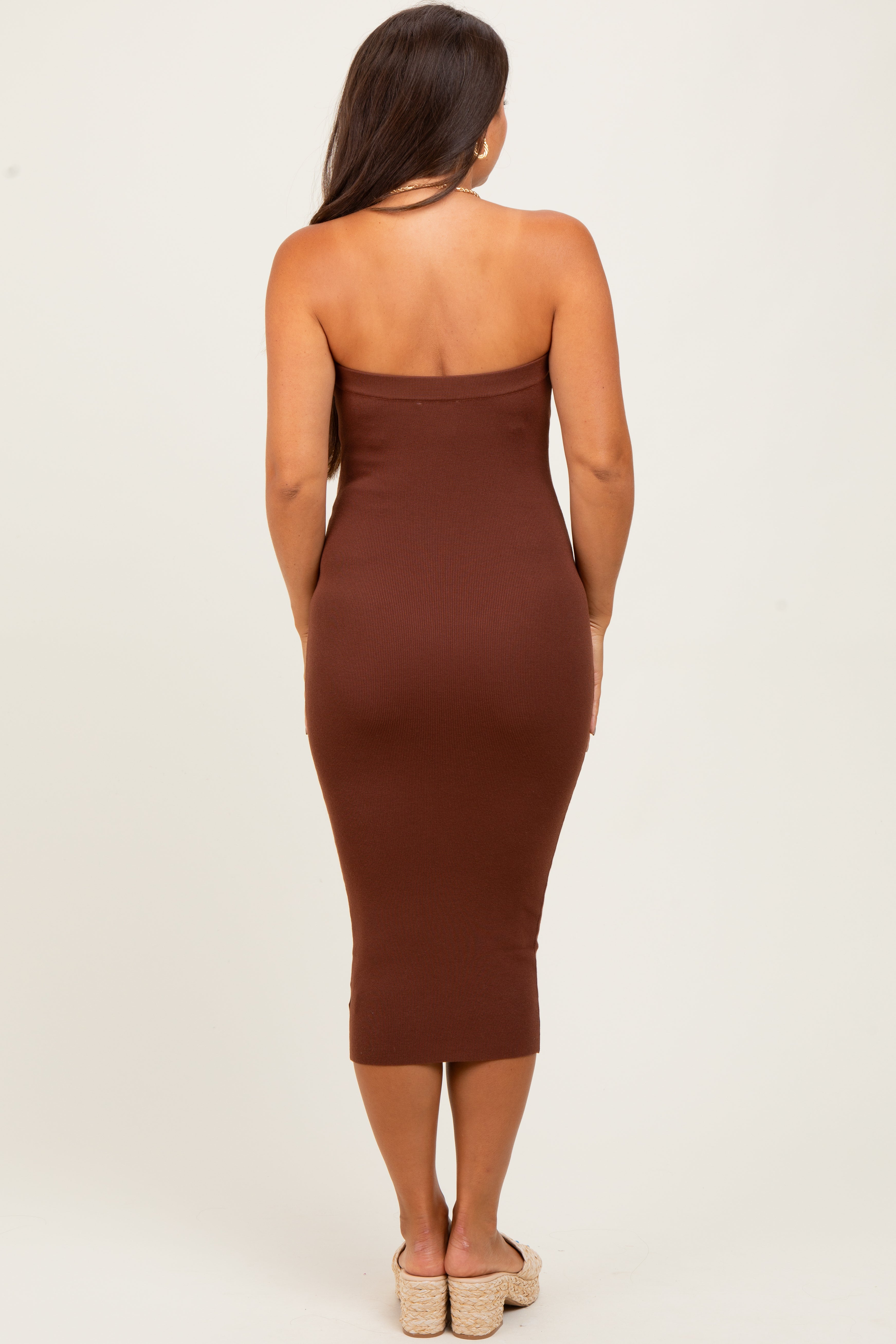Braunes figurbetontes Umstands-Midikleid aus Strick in Bandeau-Optik