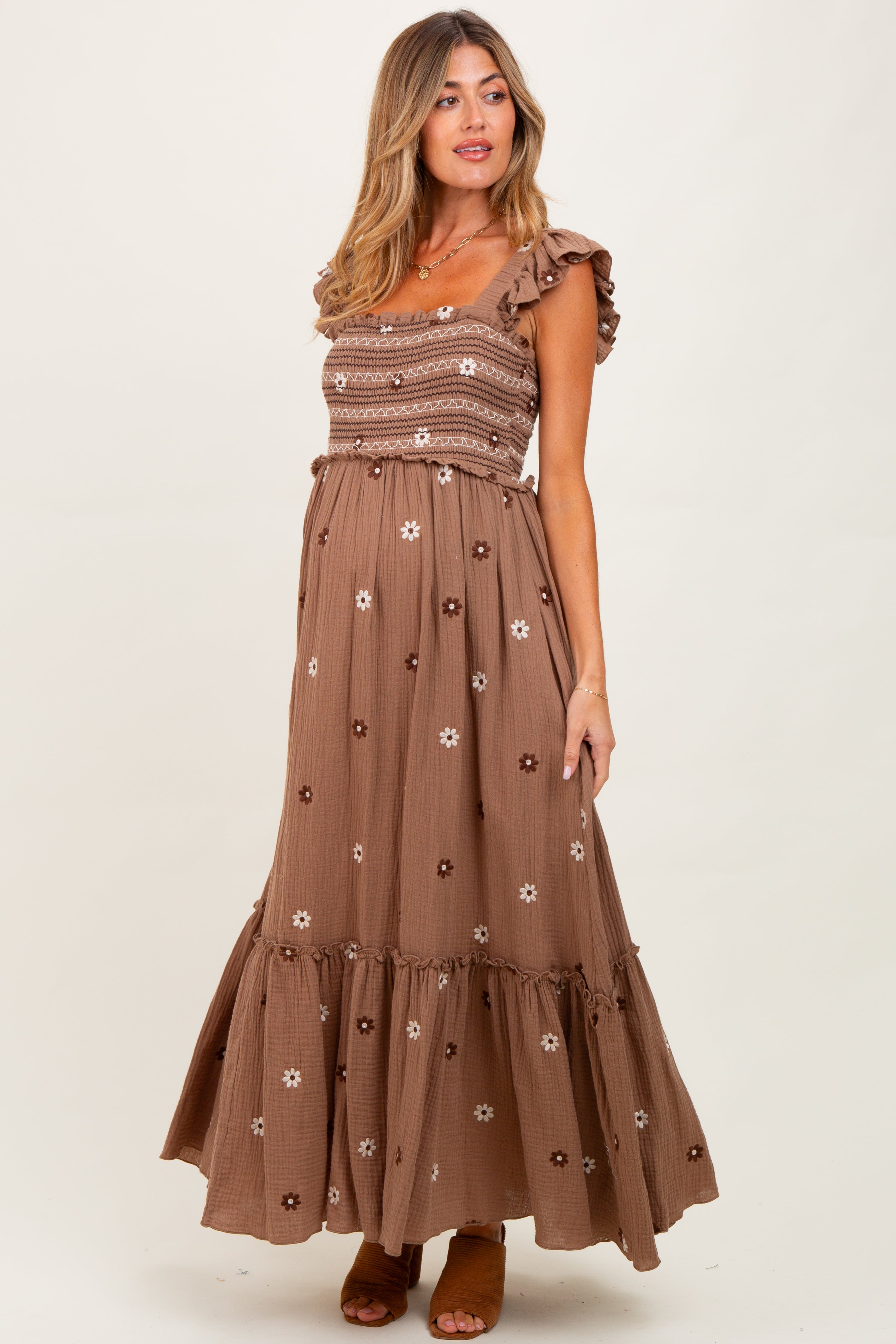 Umstands-Maxikleid mit Blumenstickerei und Smok-Einsatz