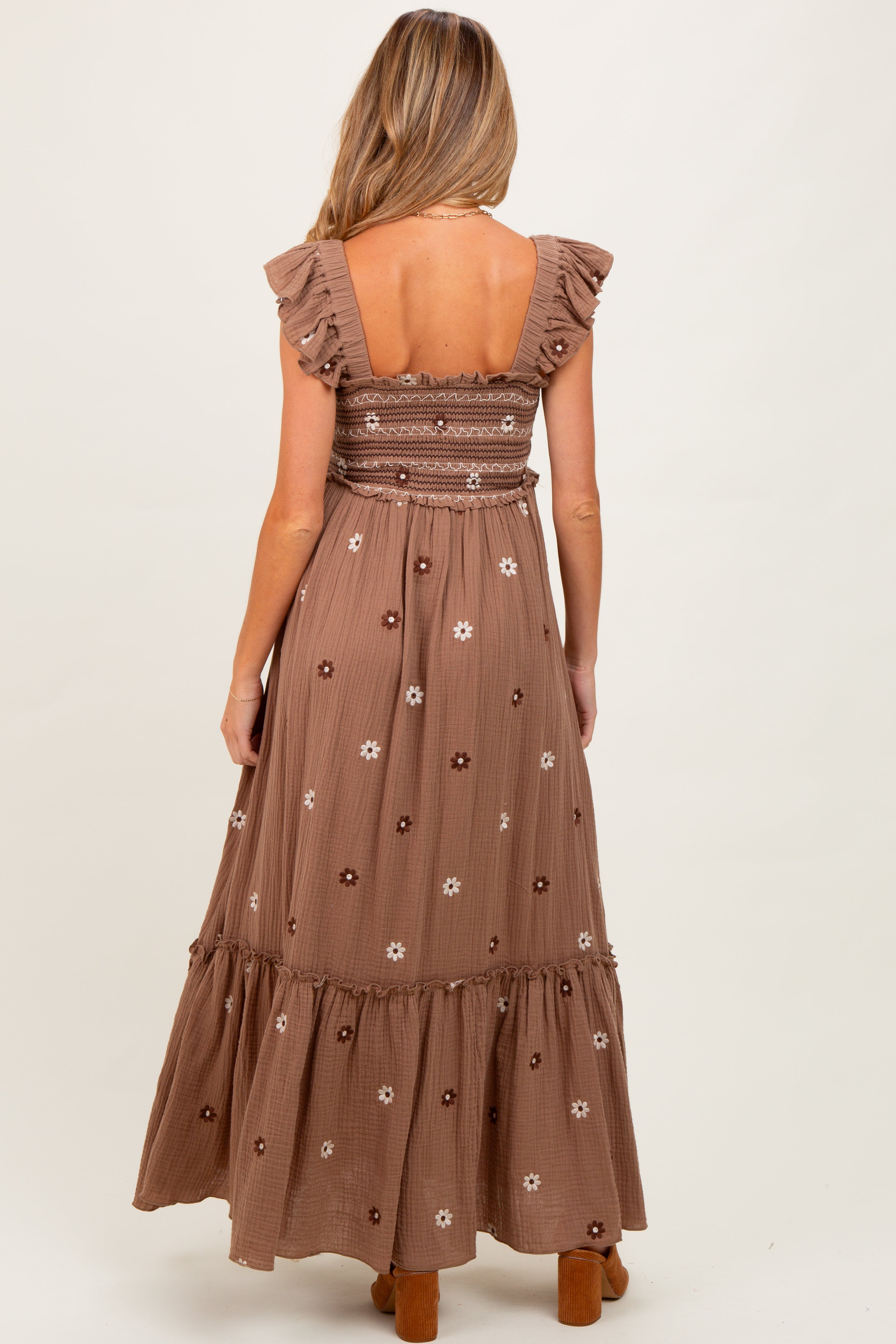 Umstands-Maxikleid mit Blumenstickerei und Smok-Einsatz