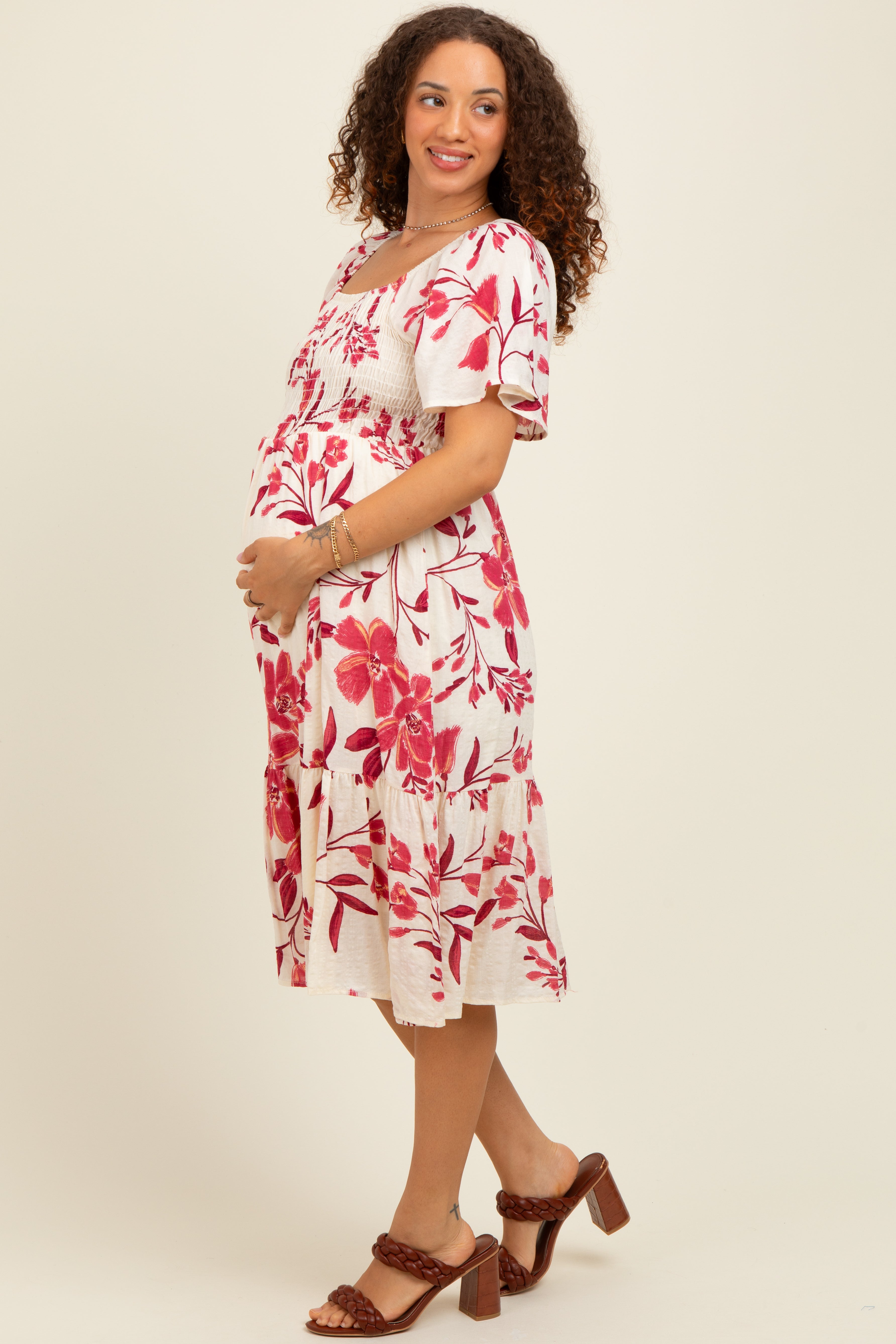 Fuchsiafarbenes Umstands-Midikleid mit Blumenmuster, Smok-Oberteil und Flügelärmeln