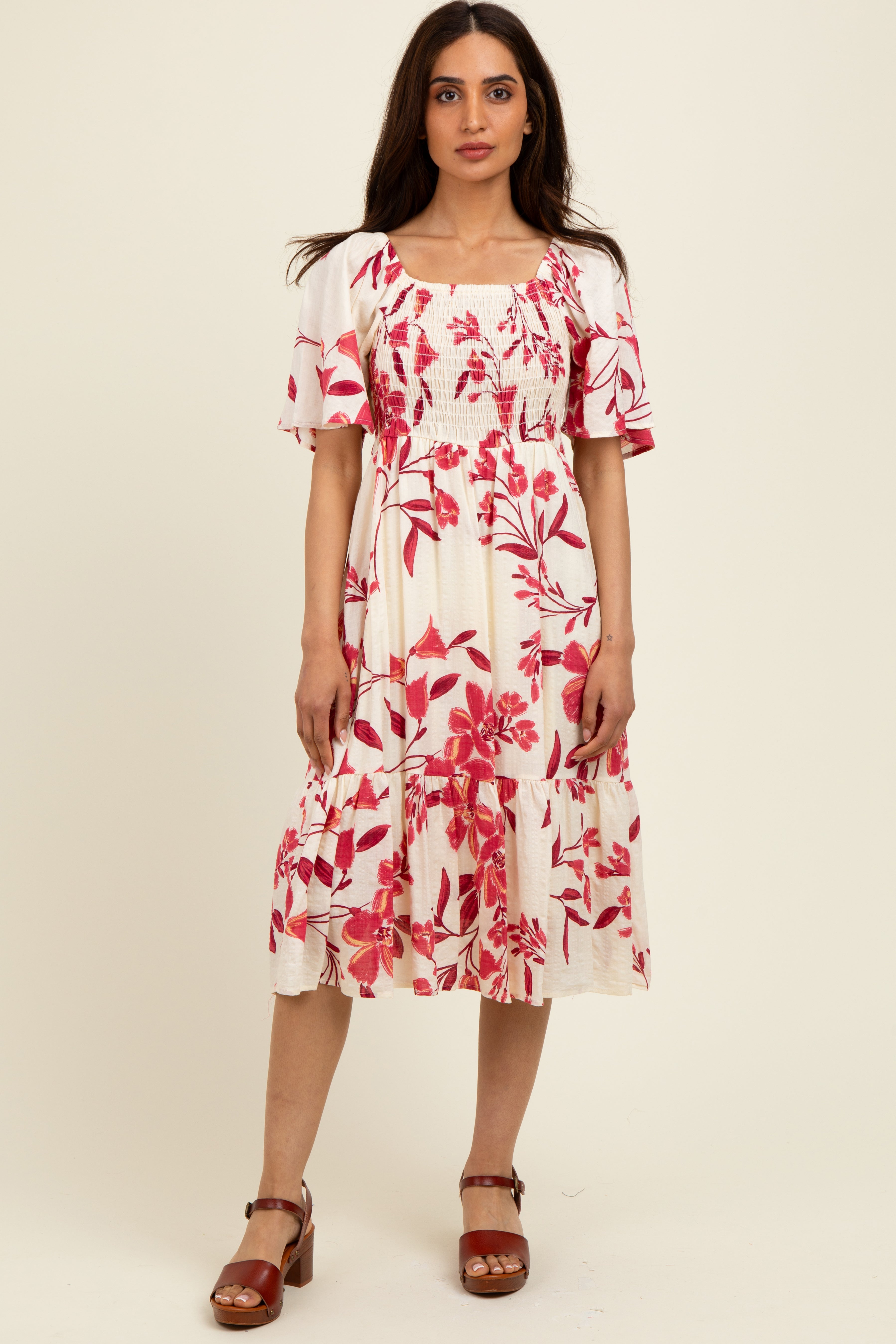 Fuchsiafarbenes Umstands-Midikleid mit Blumenmuster, Smok-Oberteil und Flügelärmeln