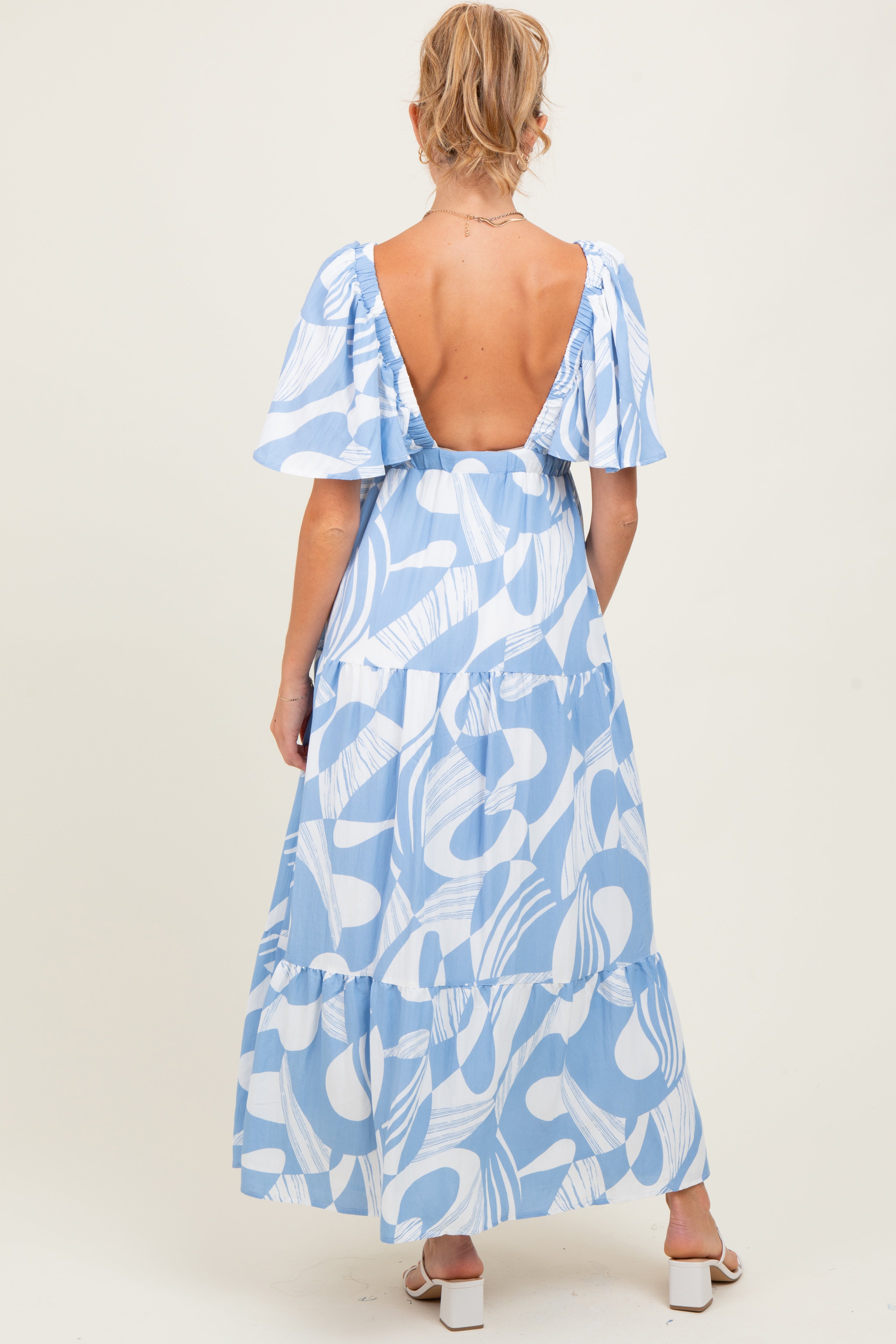 Ärmelloses Umstands-Maxikleid mit Print und geschmocktem Rücken in Blau