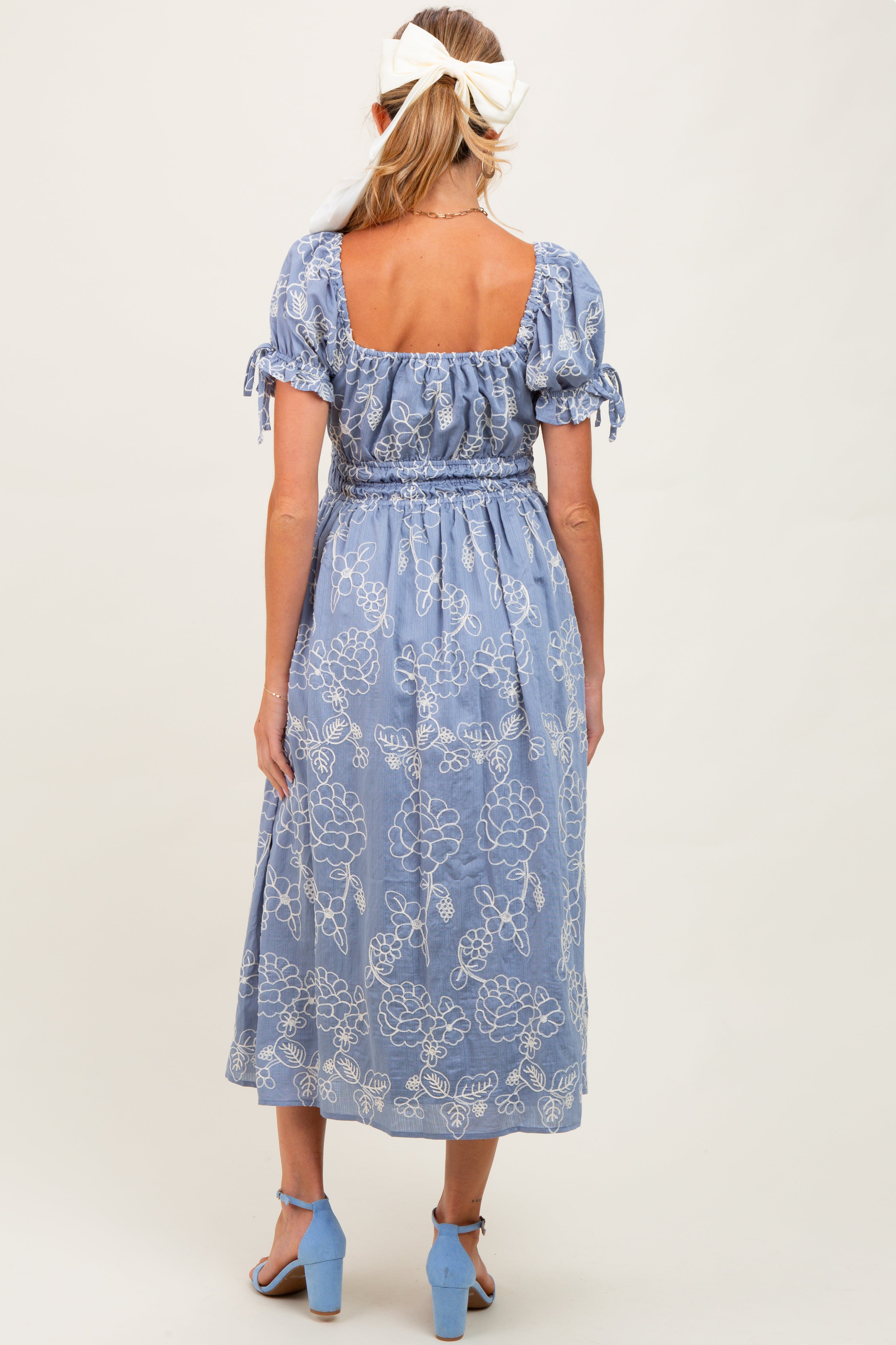 Jeansblaues Umstands-Midikleid mit floraler Stickerei
