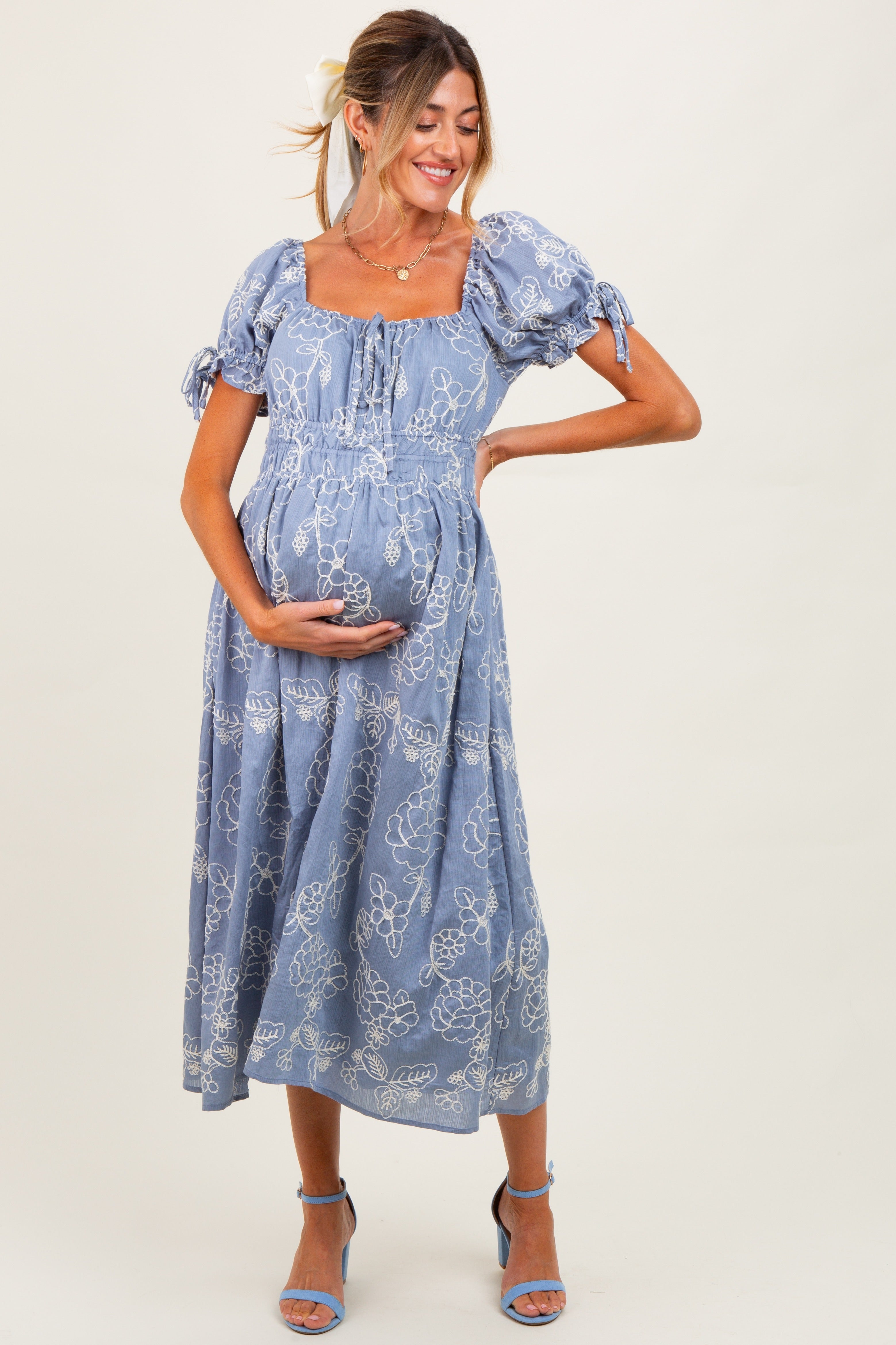 Jeansblaues Umstands-Midikleid mit floraler Stickerei