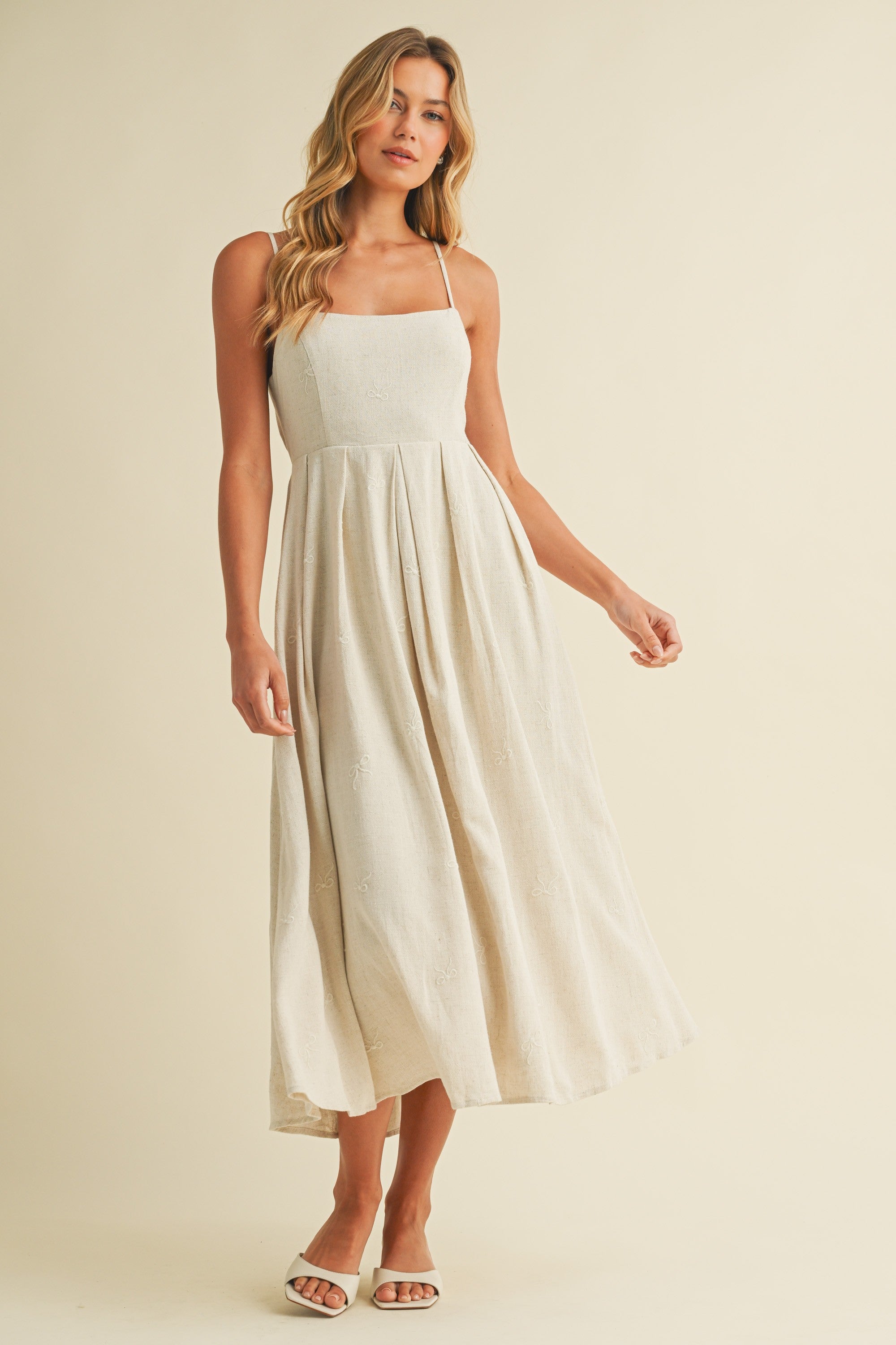 Besticktes Umstands-Midikleid aus Leinen mit Zierband-Muster in Beige