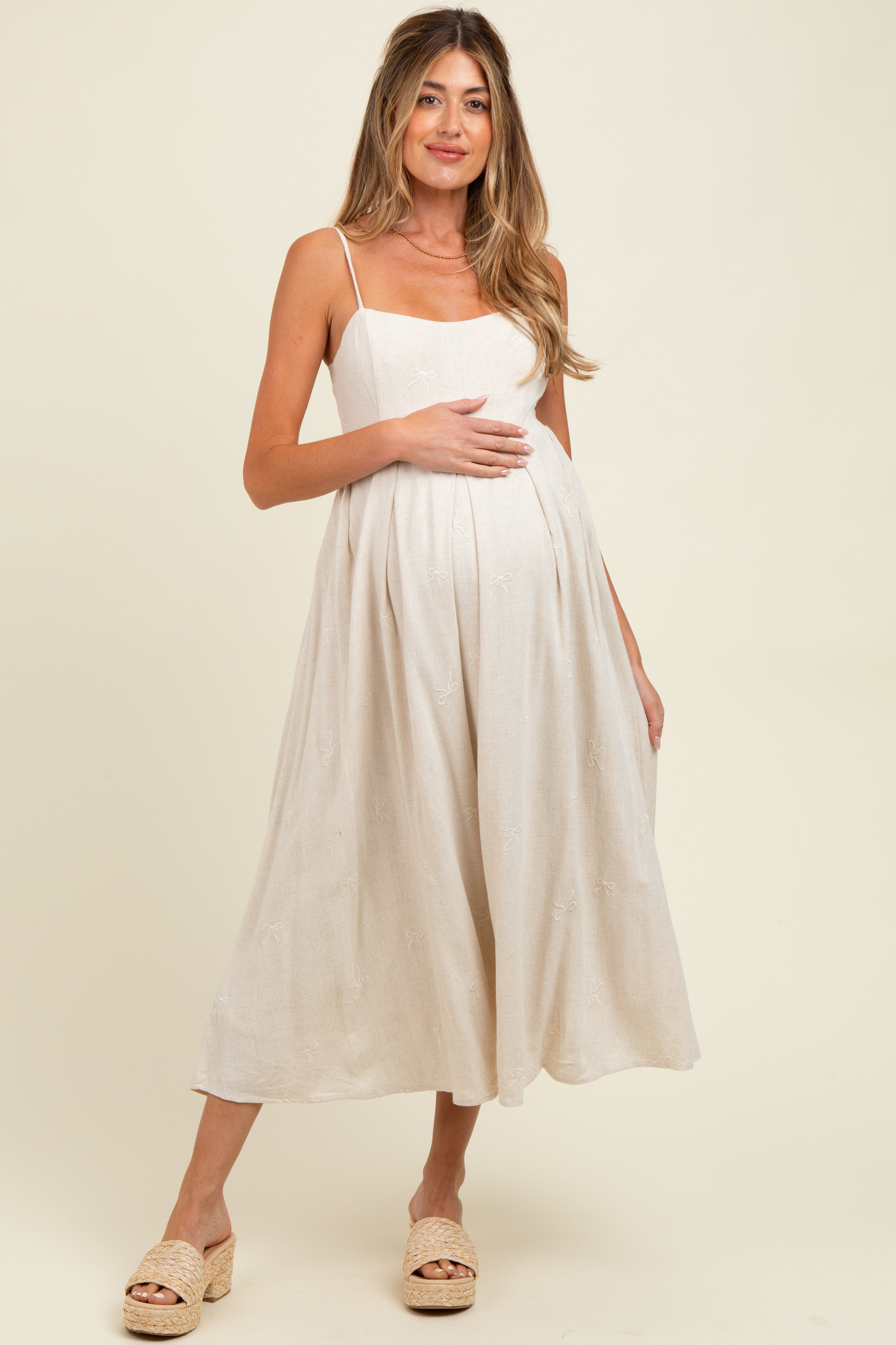 Besticktes Umstands-Midikleid aus Leinen mit Zierband-Muster in Beige