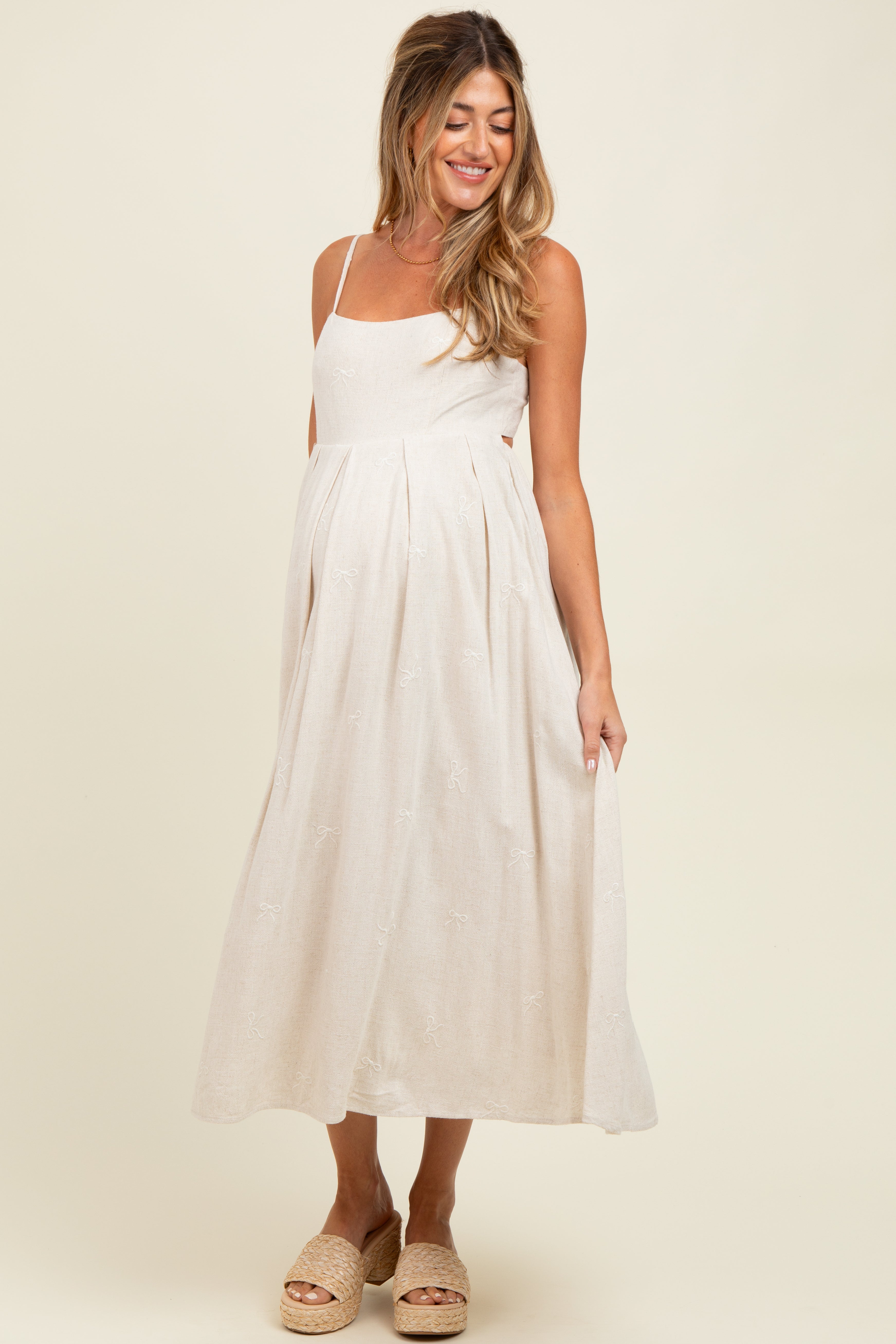 Besticktes Umstands-Midikleid aus Leinen mit Zierband-Muster in Beige
