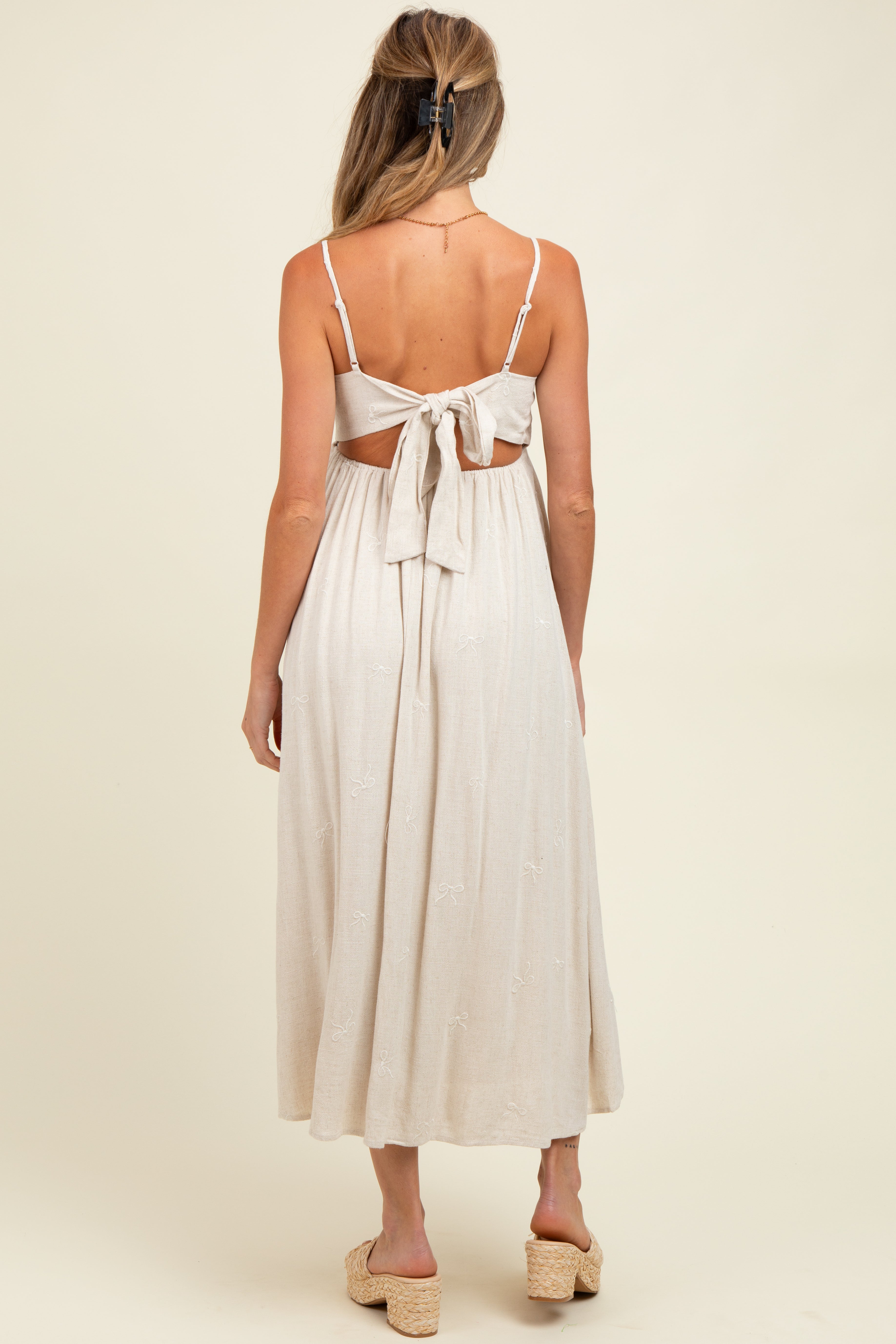 Besticktes Umstands-Midikleid aus Leinen mit Zierband-Muster in Beige