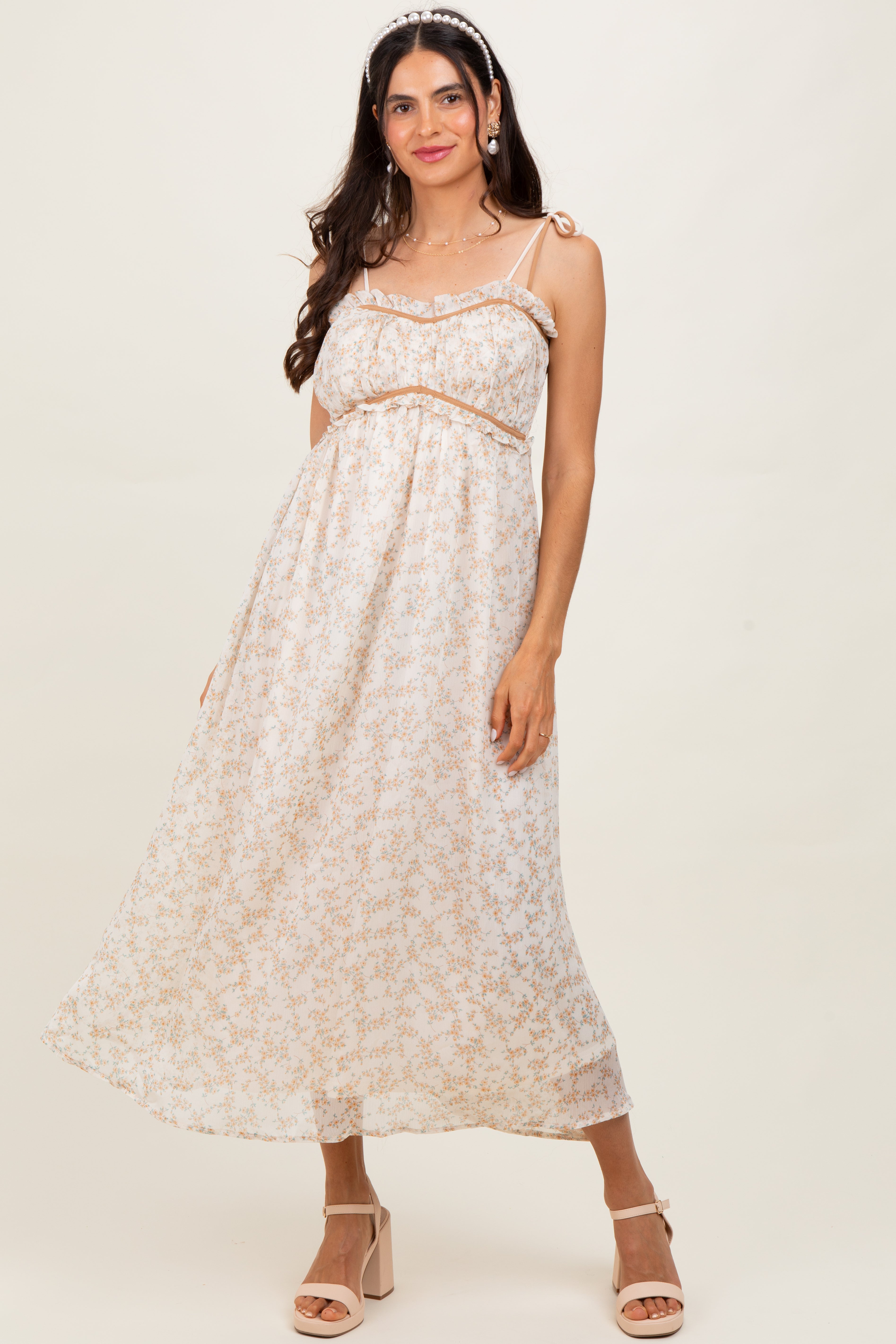 Gelbes Umstands-Maxikleid mit Garten-Blumendruck und Smok-Detail