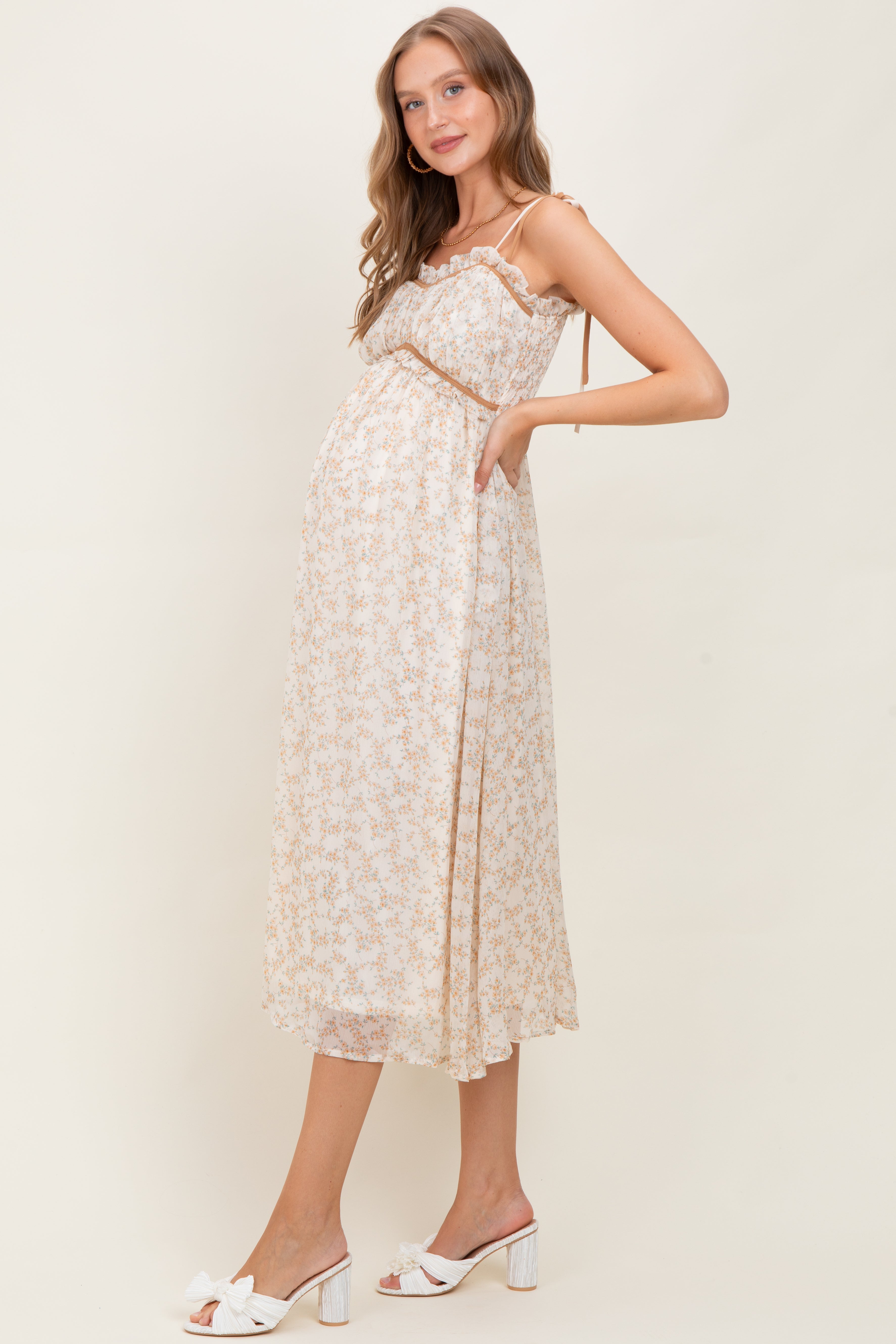 Gelbes Umstands-Maxikleid mit Garten-Blumendruck und Smok-Detail