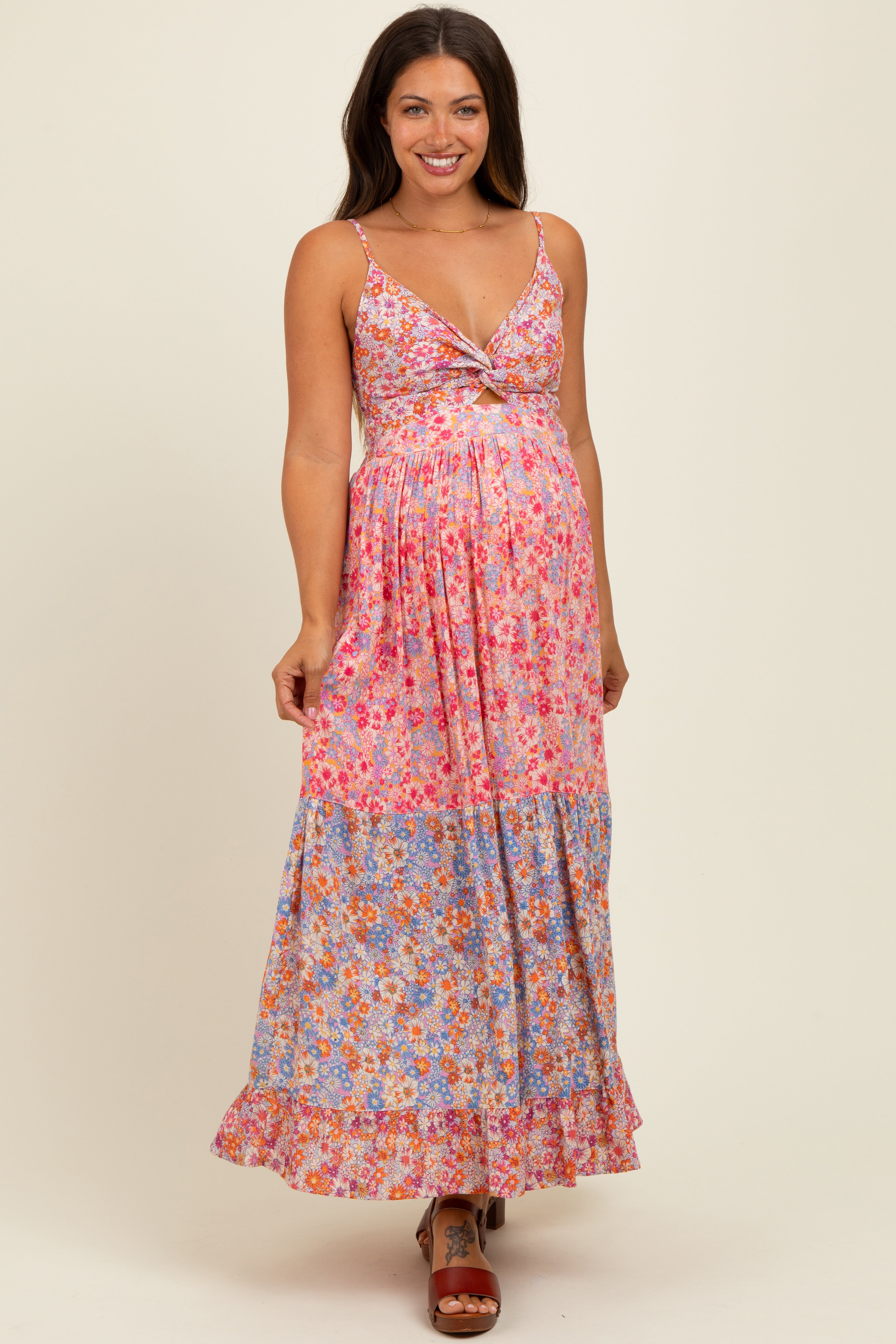 Rosa Umstands-Maxikleid mit Blumenmuster, Twist-Front, Cut-out und Stufenrock