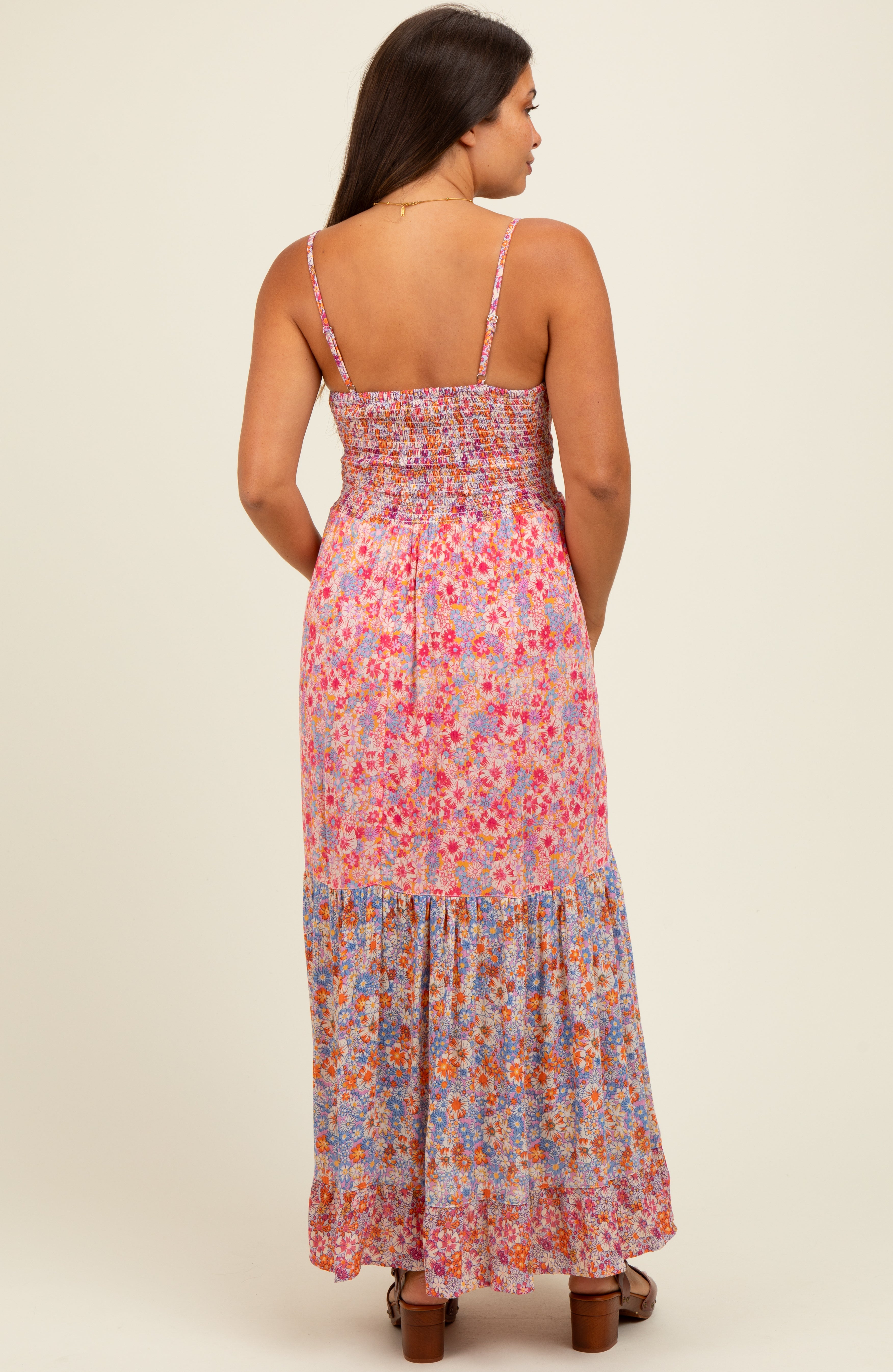 Rosa Umstands-Maxikleid mit Blumenmuster, Twist-Front, Cut-out und Stufenrock
