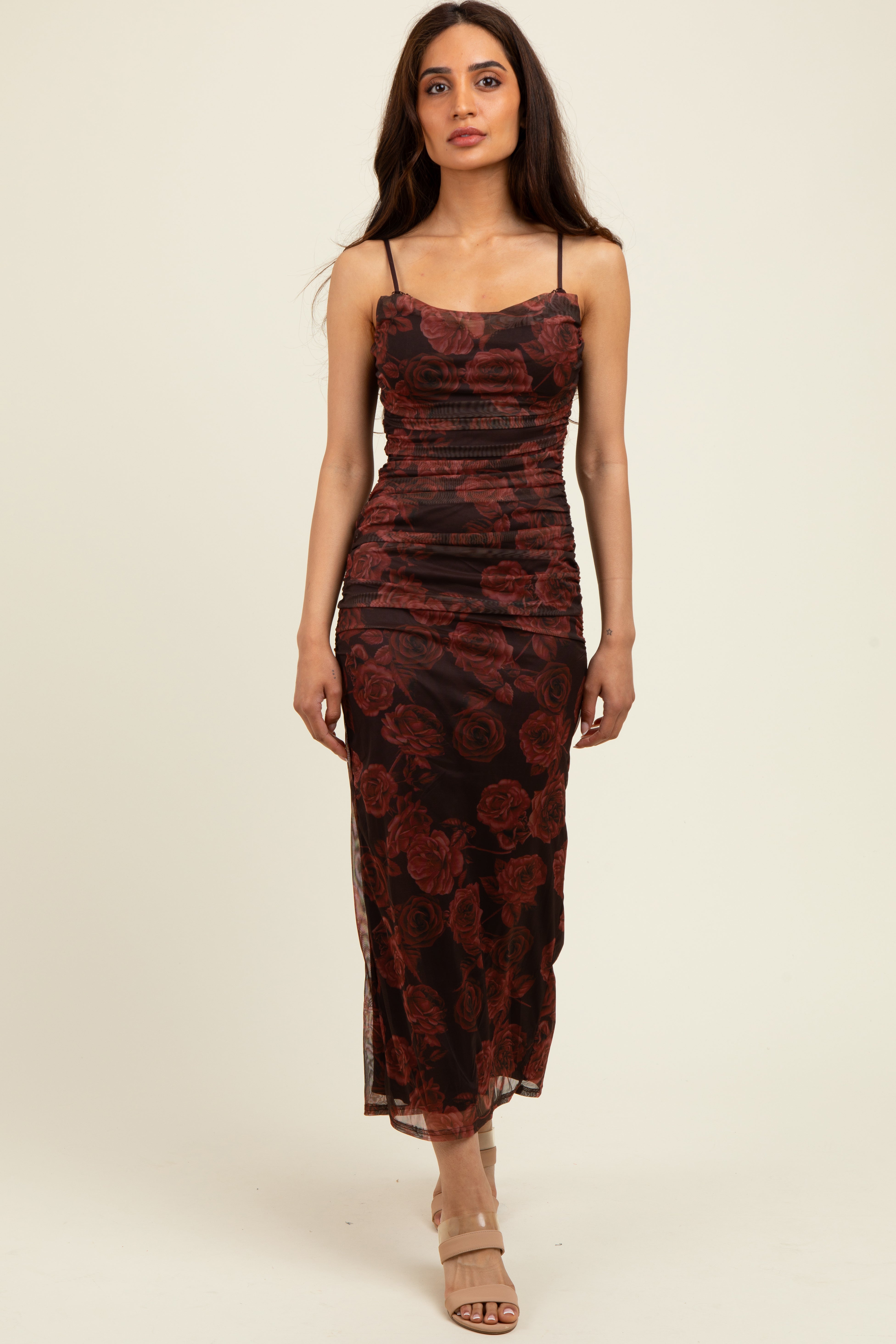 Umstands-Midikleid in Braun mit Rosendruck, Mesh-Overlay und Raffung